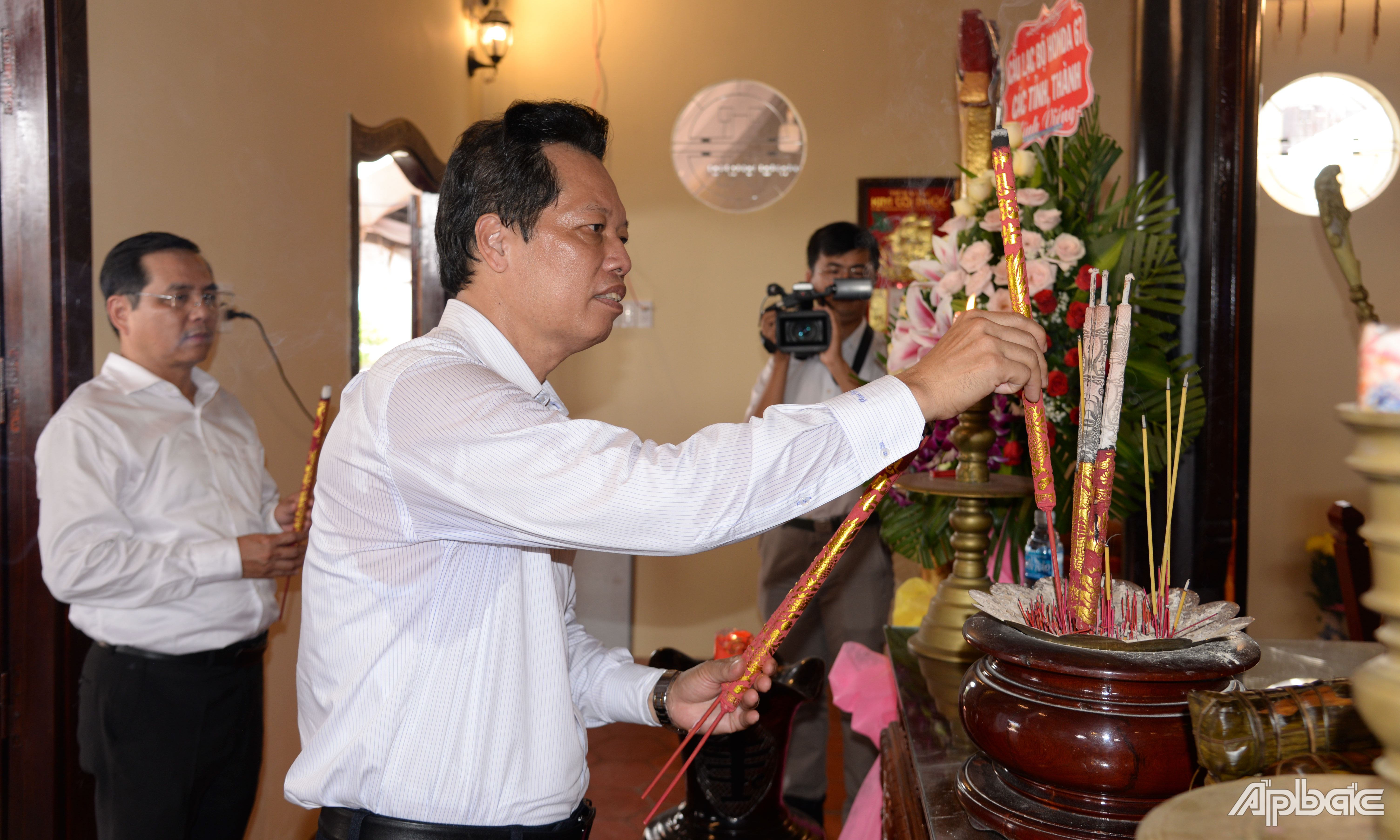 Đồng chí Nguyễn Thành Diệu dâng hương tại Đền thờ AHDT Trương Định tại xã Gia Thuận.