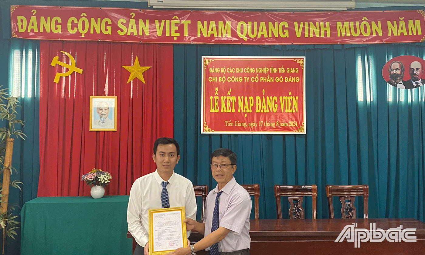 Trao quyết định kết nạp đảng cho 2 đảng viên.