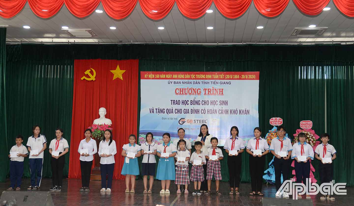 Trao quà và học bổng cho các gia đình và học sinh có hoàn cảnh khó khăn.