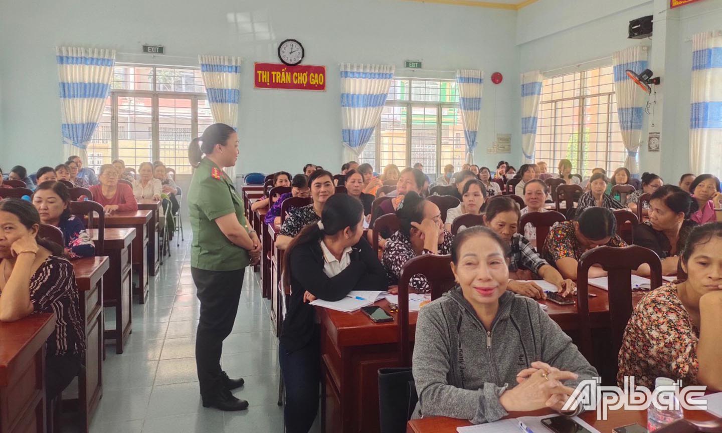 Hội Liên hiệp phụ nữ huyện Chợ Gạo đã phối hợp với Hội Phụ nữ Công an tỉnh Tiền Giang tổ chức truyền thông 2 cuộc cho 400 chi, tổ hội phụ nữ và những hộ gia đình có con, cháu là trẻ em 