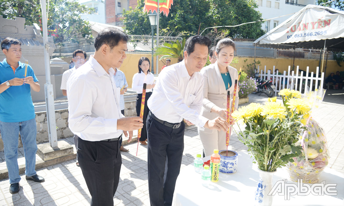 Phó Chủ tịch UBND tỉnh Nguyễn Thành Diệu cùng lãnh đạo các sở, ngành và địa phương thực hiện nghi thức thượng bảng Di tích quốc gia đặc biệt tại Đền thờ AHDT Trương Định (TP. Gò Công).
