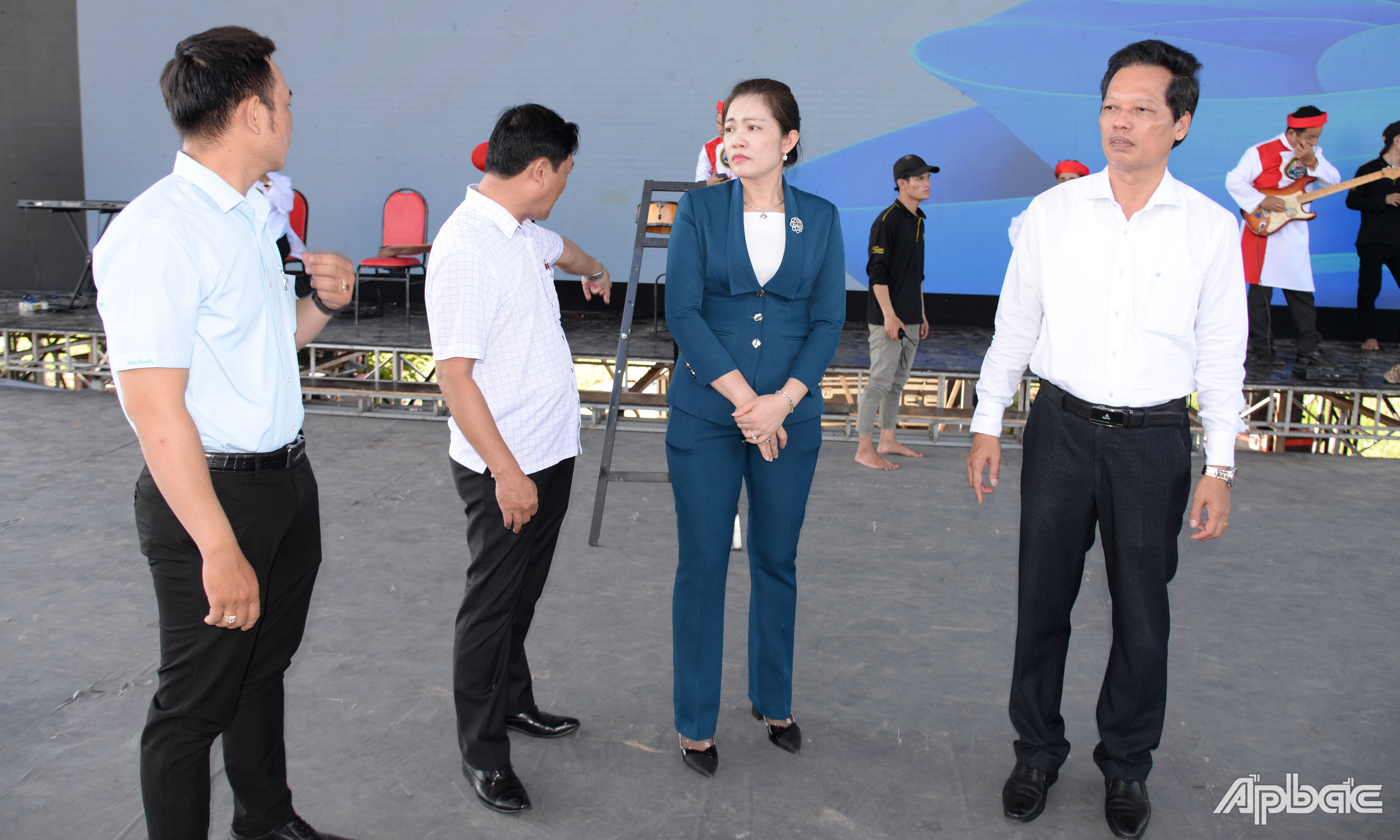 Đồng chí Nguyễn Thành Diệu kiểm tra công tác chuẩn bị tổ chức Lễ kỷ niệm.