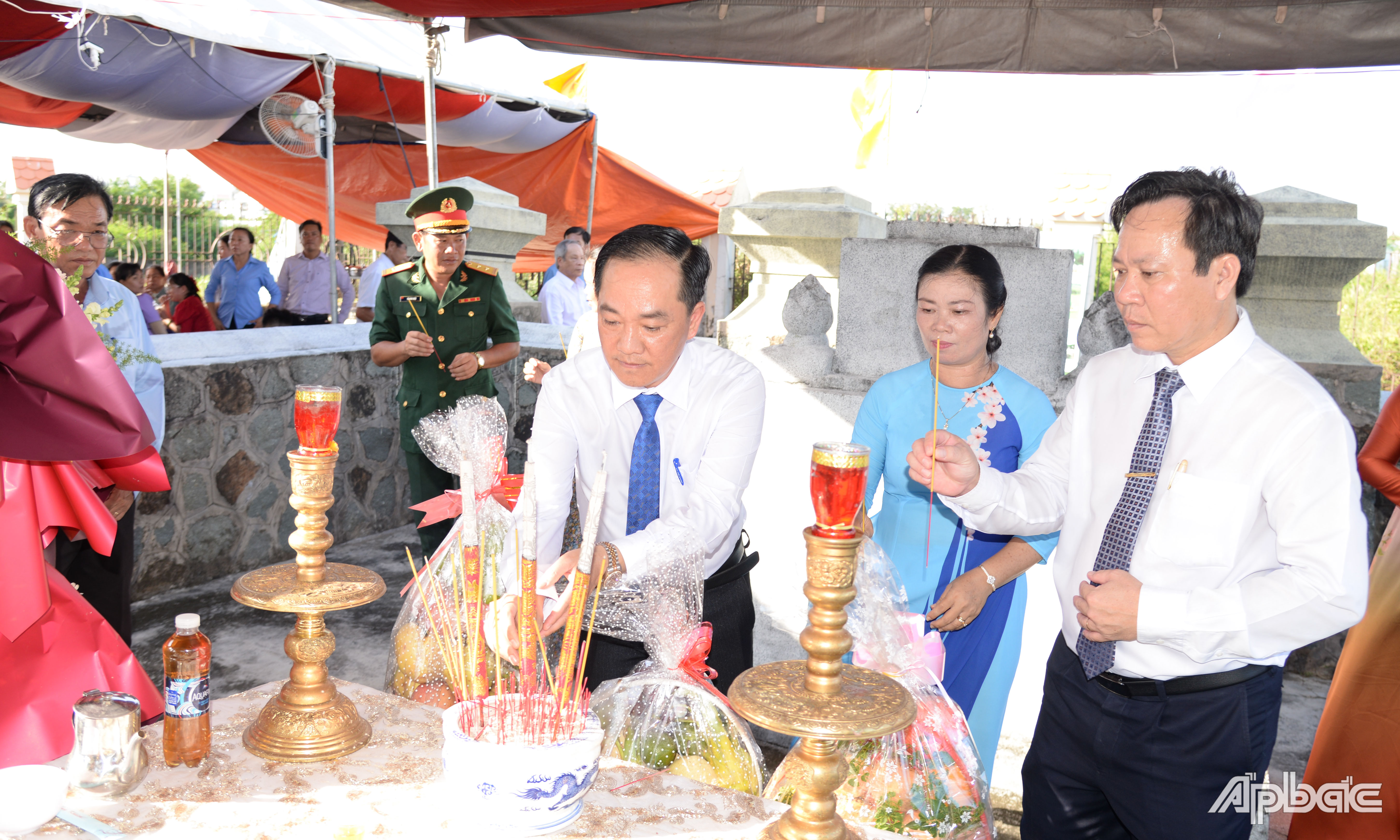 Đoàn lãnh đạo Thành Ủy, HĐND, UBND, Ủy ban Mặt trận Tổ quốc Việt Nam TP. Gò Công viếng và thắp hương Lăng mộ bà Trần Thị Sanh.