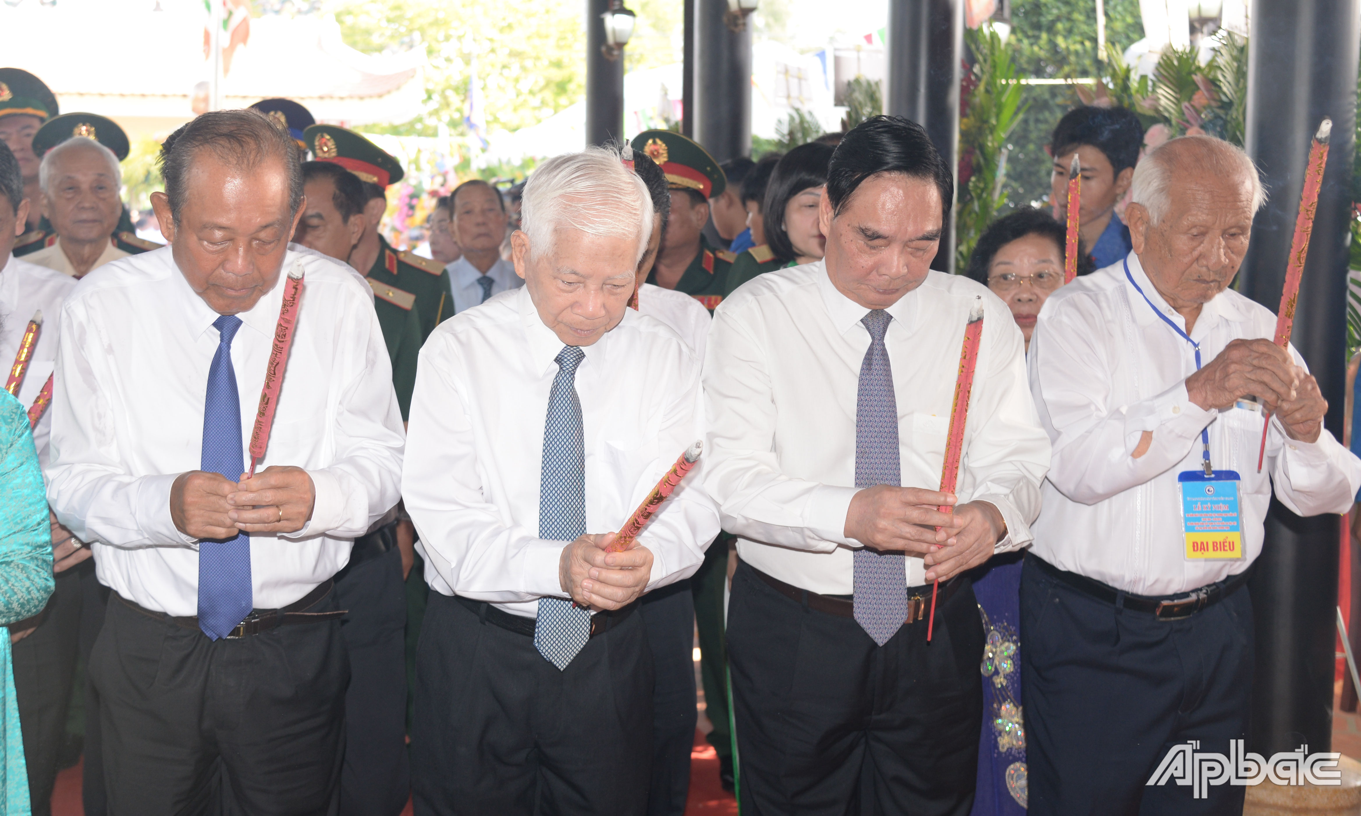 Đoàn lãnh đạo Trung ương viếng, đặt tràng hoa và dâng hương tưởng niệm tại Đền thờ AHDT Trương Định (xã Gia Thuận, huyện Gò Công Đông).