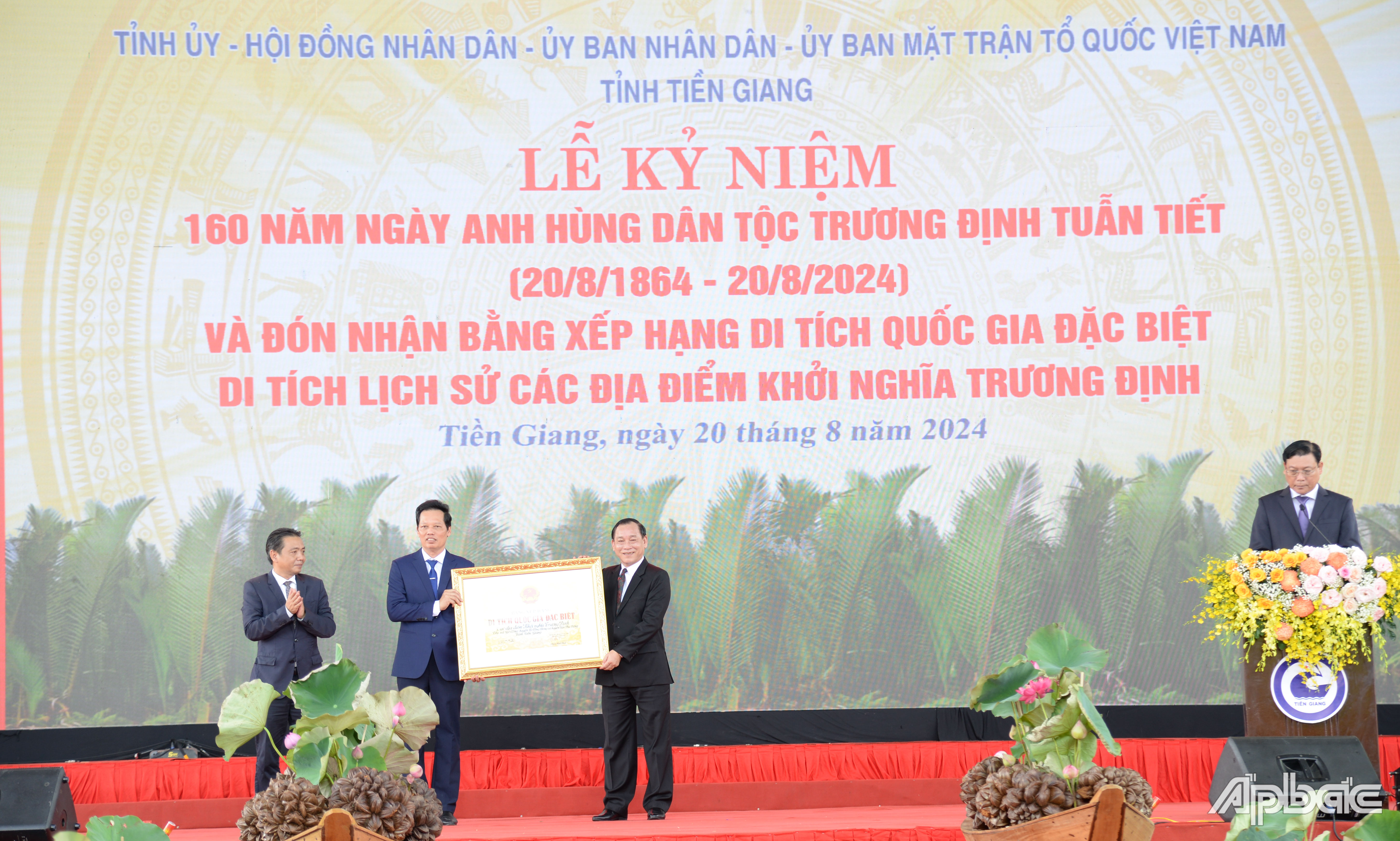 Thừa ủy quyền của Thủ tướng Chính phủ, Thứ trưởng Bộ VH&TT&DL Hoàng Đạo Cương đã trao Bằng xếp hạng Di tích quốc gia đặc biệt Các địa điểm khởi nghĩa Trương Định cho UBND tỉnh Tiền Giang.