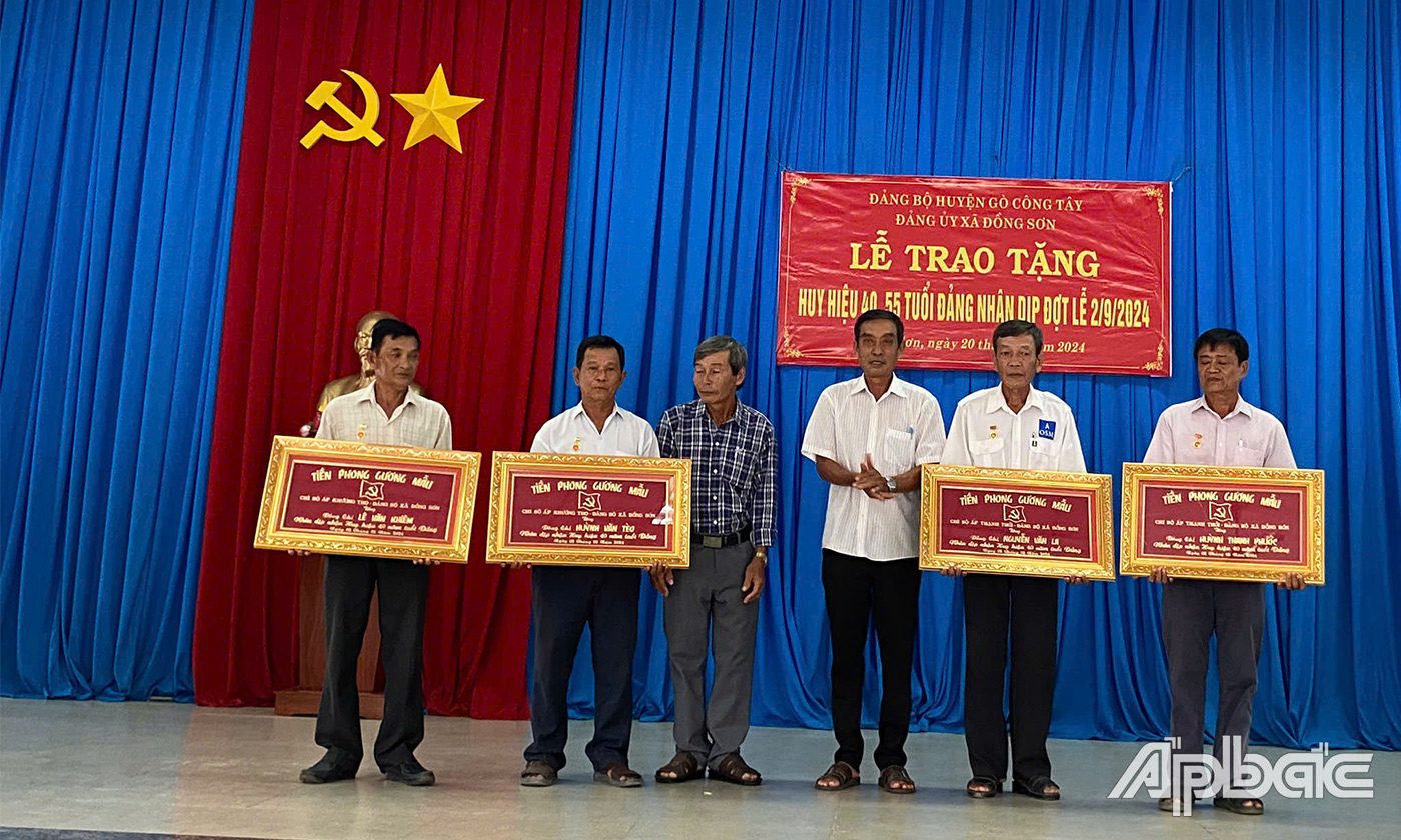 Đại diện Chi bộ chúc mừng các Đảng viên