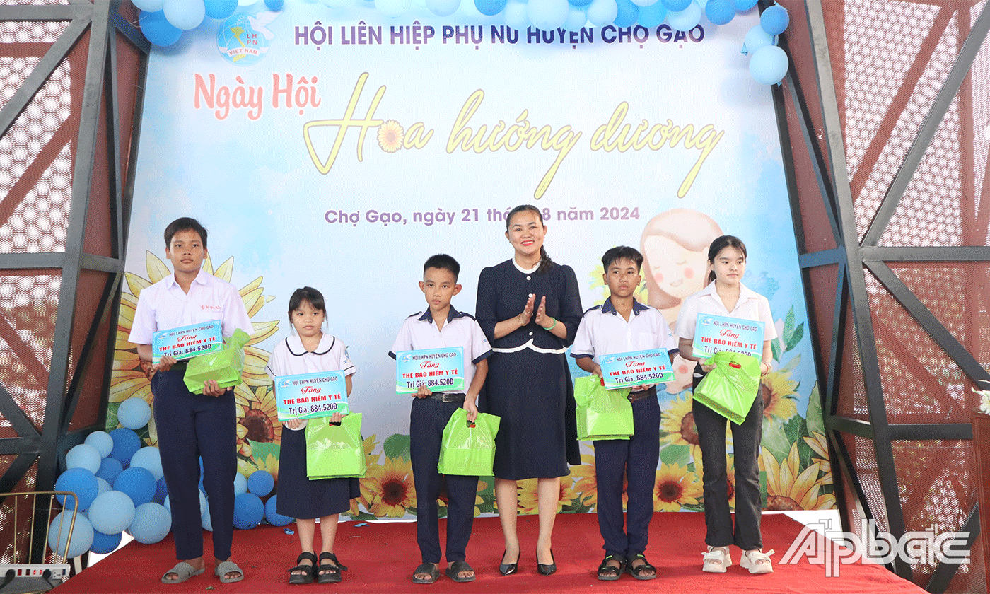 Trao quà, học bổng cho các em.