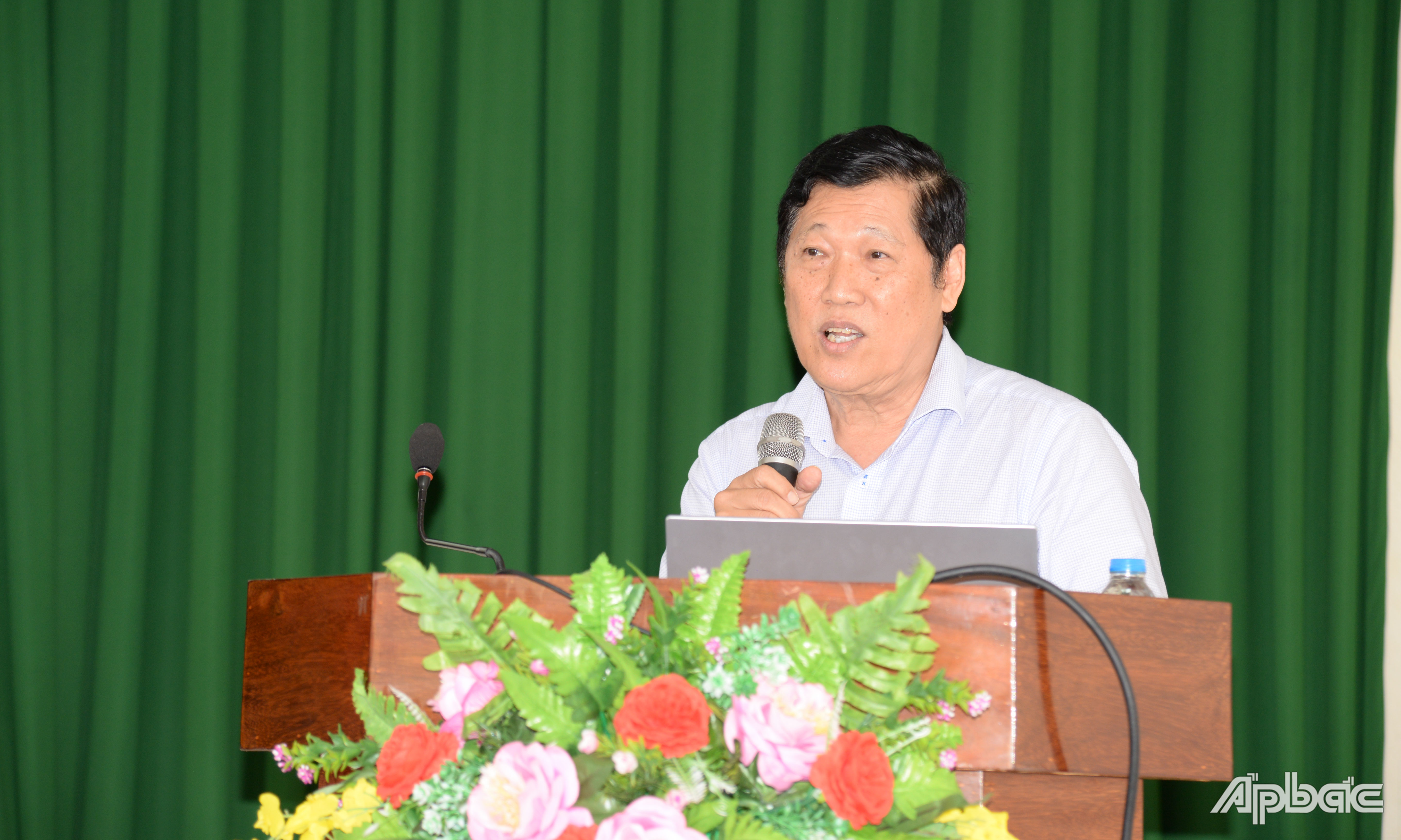 Tiến sĩ Thái Quốc Hiếu, Phó Chi cục trưởng phụ trách Chi cục Chăn nuôi và Thú y giới thiệu một số giống cỏ sinh trưởng, phát triển, năng suất và chất lượng tốt làm thức ăn chăn nuôi gia súc ăn cỏ.
