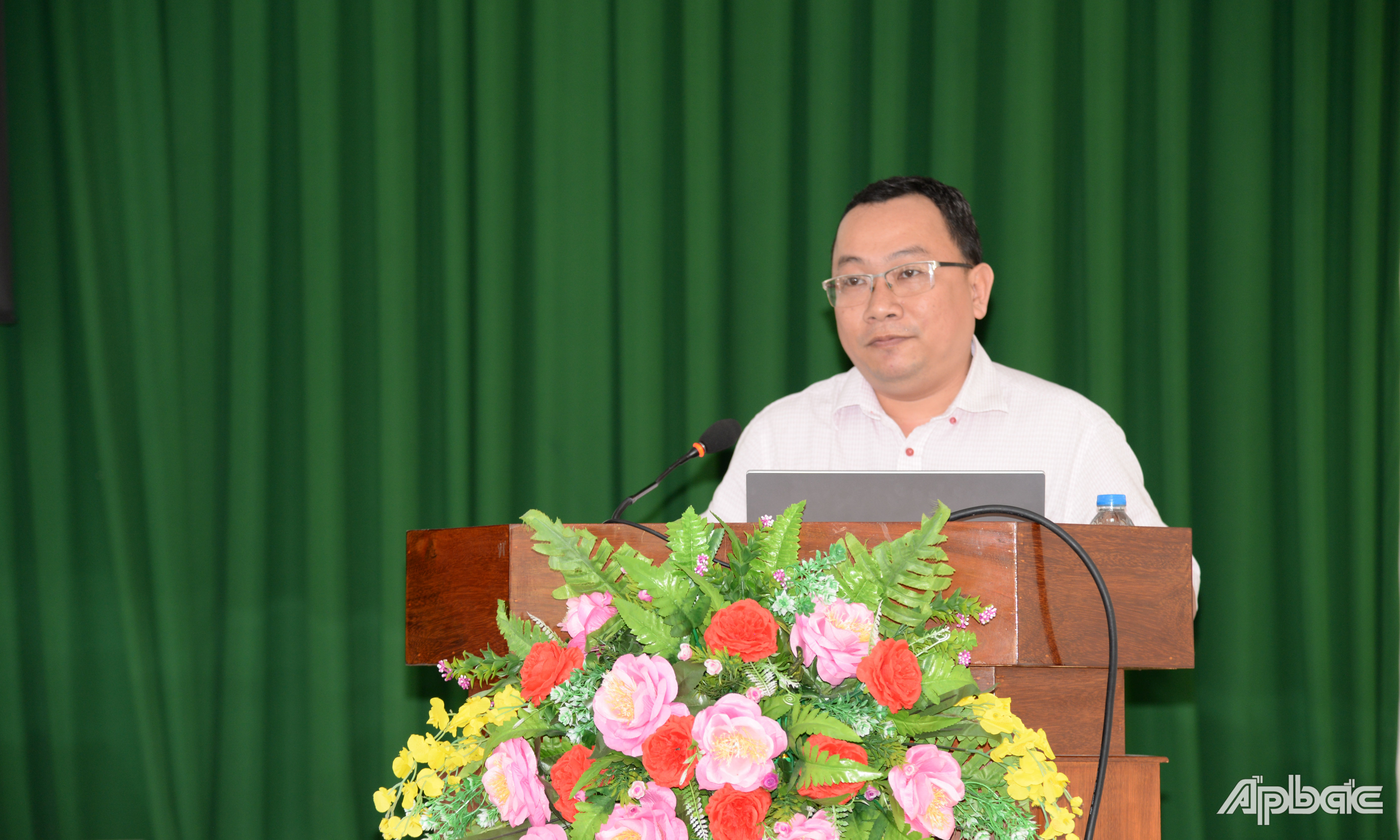 Trưởng Phòng Quản lý công nghệ và Chuyên ngành Lê Minh Đúng trình bày tham luận về giải pháp duy trì và phát triển nhãn hiệu cộng đồng vùng phía Đông, tỉnh Tiền Giang.