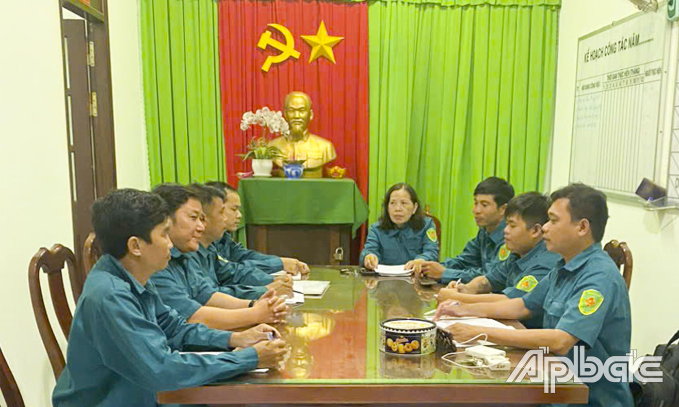 Chi bộ quân sự xã An Thạnh Thủy trong cuộc họp sinh hoạt chi bộ định kỳ hằng tháng.