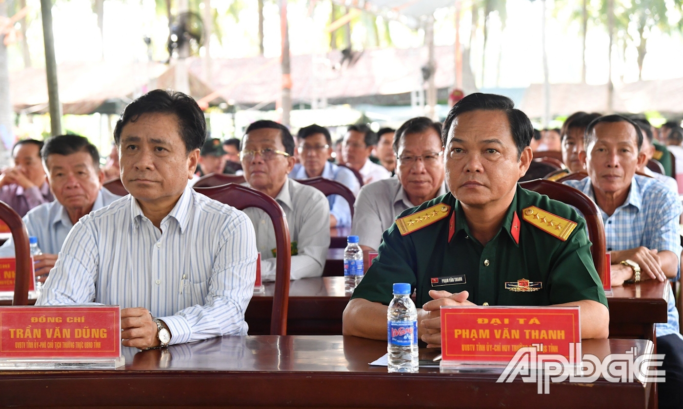 Đại biểu tham quan diễn tập tại Sở Chỉ huy khu căn cứ chiến đấu giả định.
