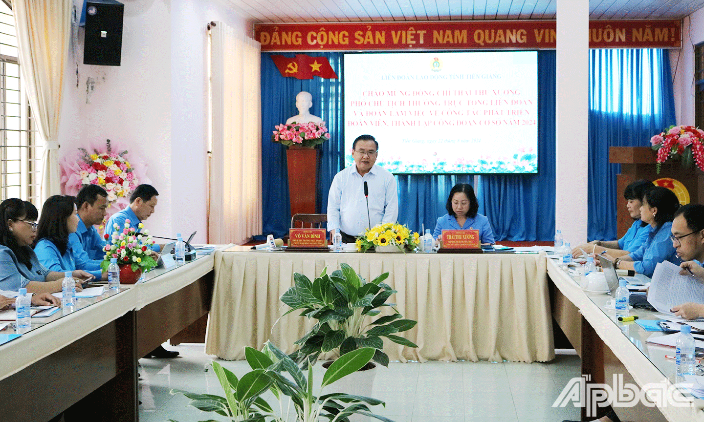 Đồng chí Võ Văn Bình phát biểu tại buổi làm việc