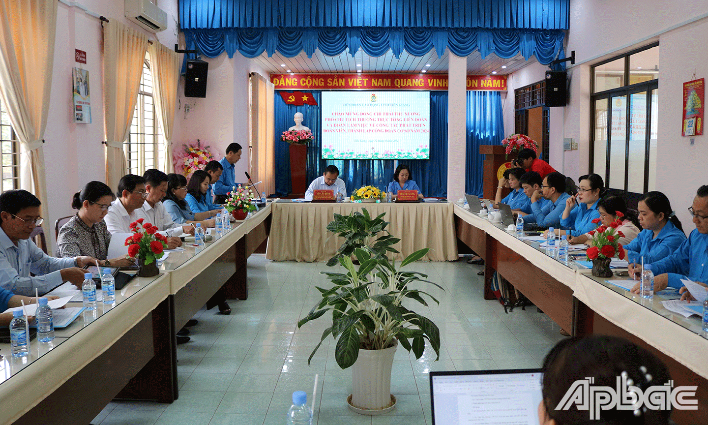 Quang cảnh buổi làm việc