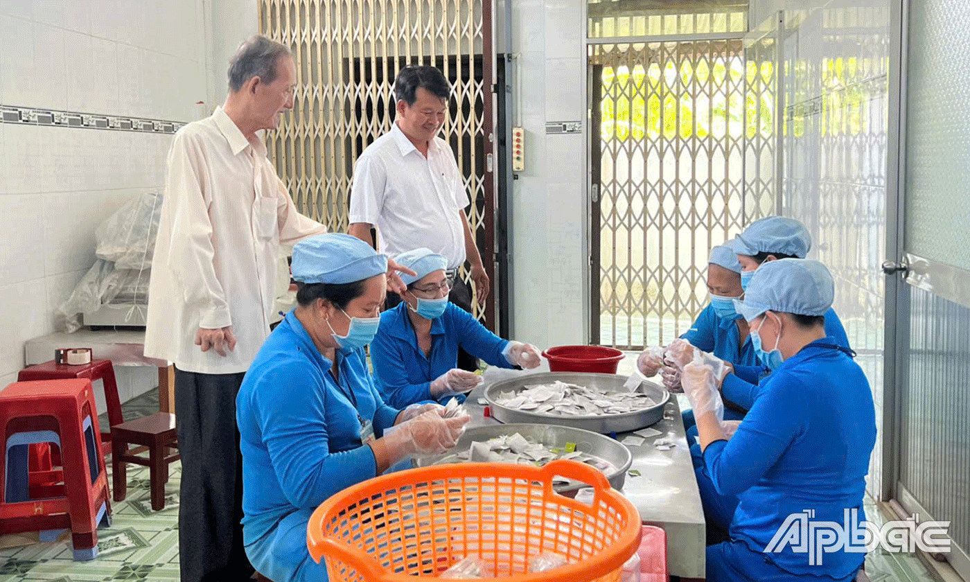 Ông Tư Khanh giới thiệu quy trình sản xuất các sản phẩm từ bưởi.