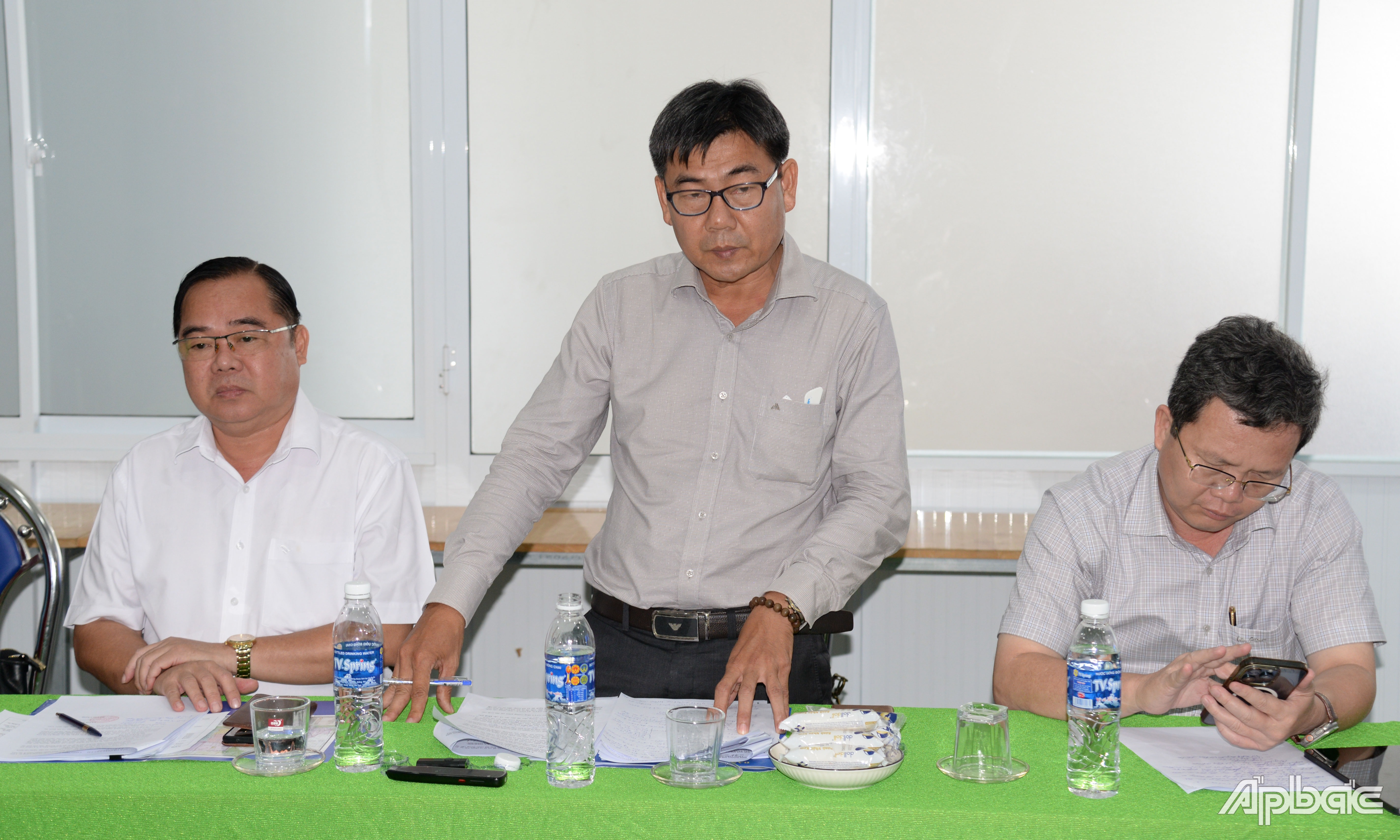 Chánh Văn phòng Ban An toàn giao thông tỉnh Tiền Giang Nguyễn Văn Vũ biểu tại buổi làm việc.