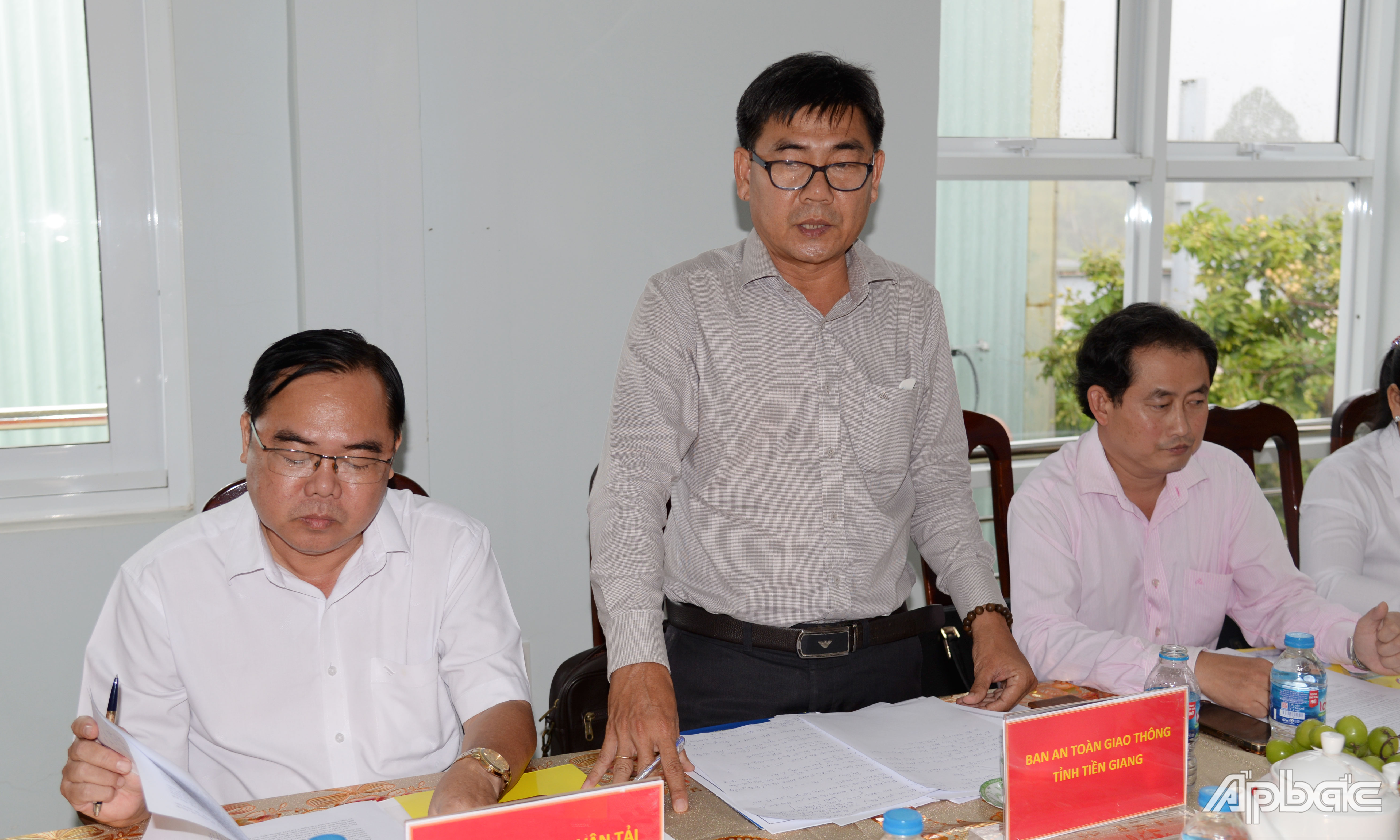 Các thành viên Đoàn giám sát phát biểu ý kiến.