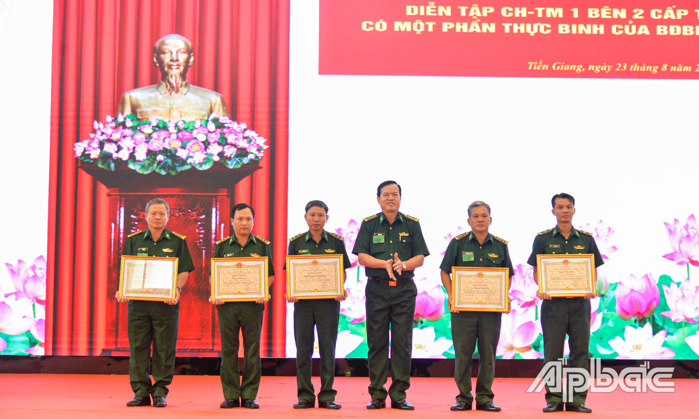 Đại tá Trần Văn Le, Chỉ huy trưởng BĐBP tỉnh thừa ủy quyền Chủ tịch UBND tỉnh trao Bằng khen cho các tập thể, cá nhân.