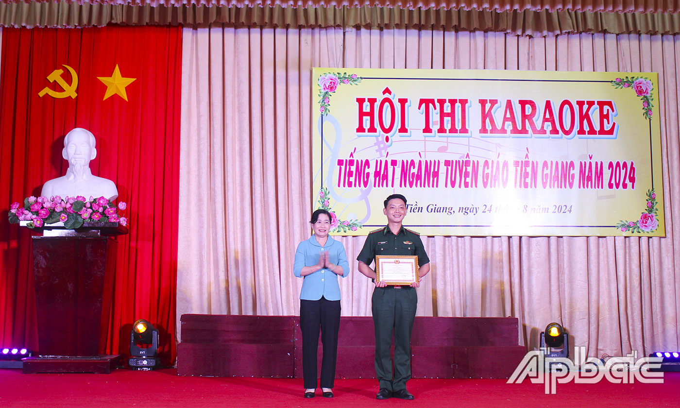 Trưởng Ban tuyên giáo Tỉnh ủy Châu Thị Mỹ Phương trao giải Nhất (Giải thưởng tiết mục) cho đơn vị Tuyên huấn Đảng ủy Bộ đội Biên phòng tỉnh.