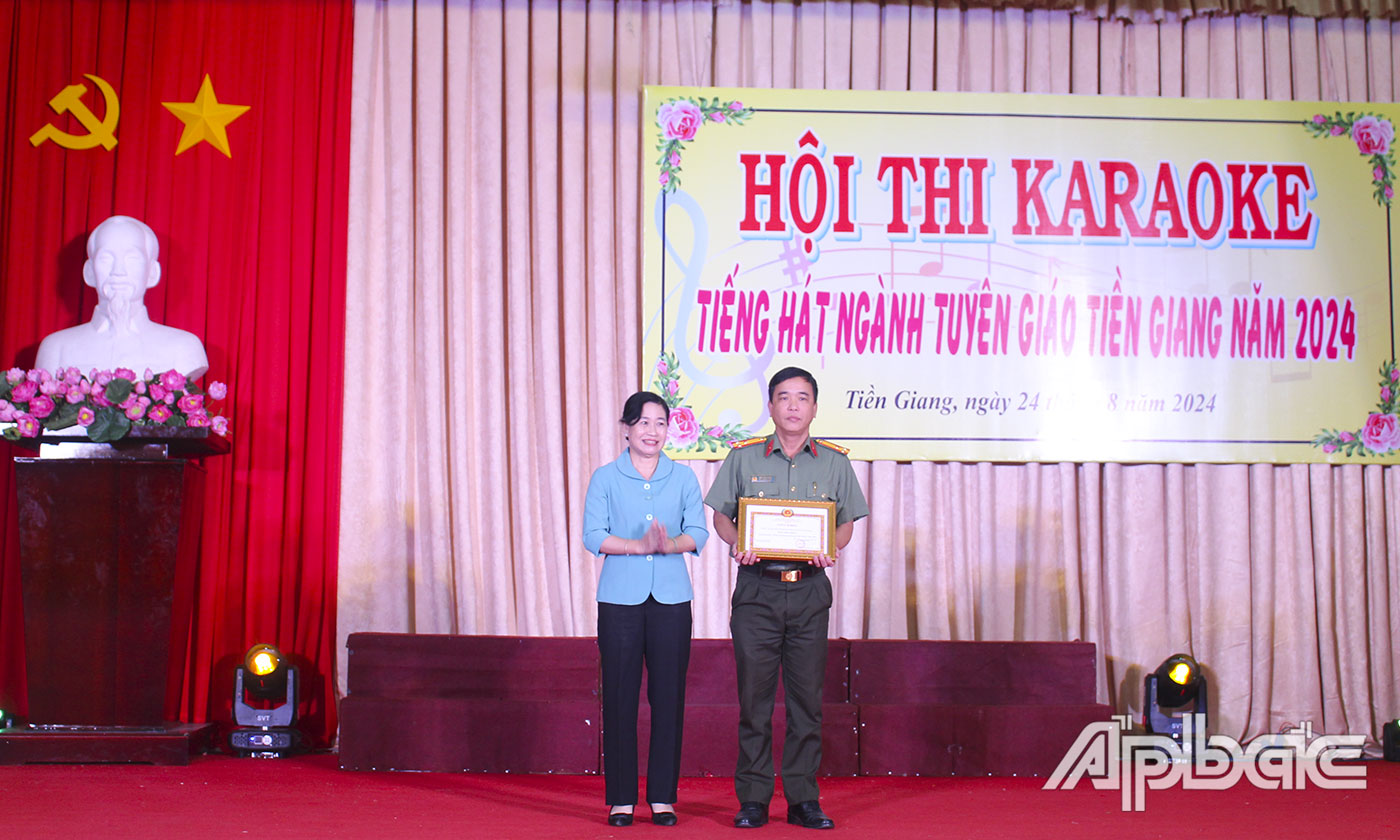 Trưởng Ban tuyên giáo Tỉnh ủy Châu Thị Mỹ Phương trao giải Nhất (Giải thưởng tiết mục) cho đơn vị Tuyên huấn Đảng ủy Bộ đội Biên phòng tỉnh.