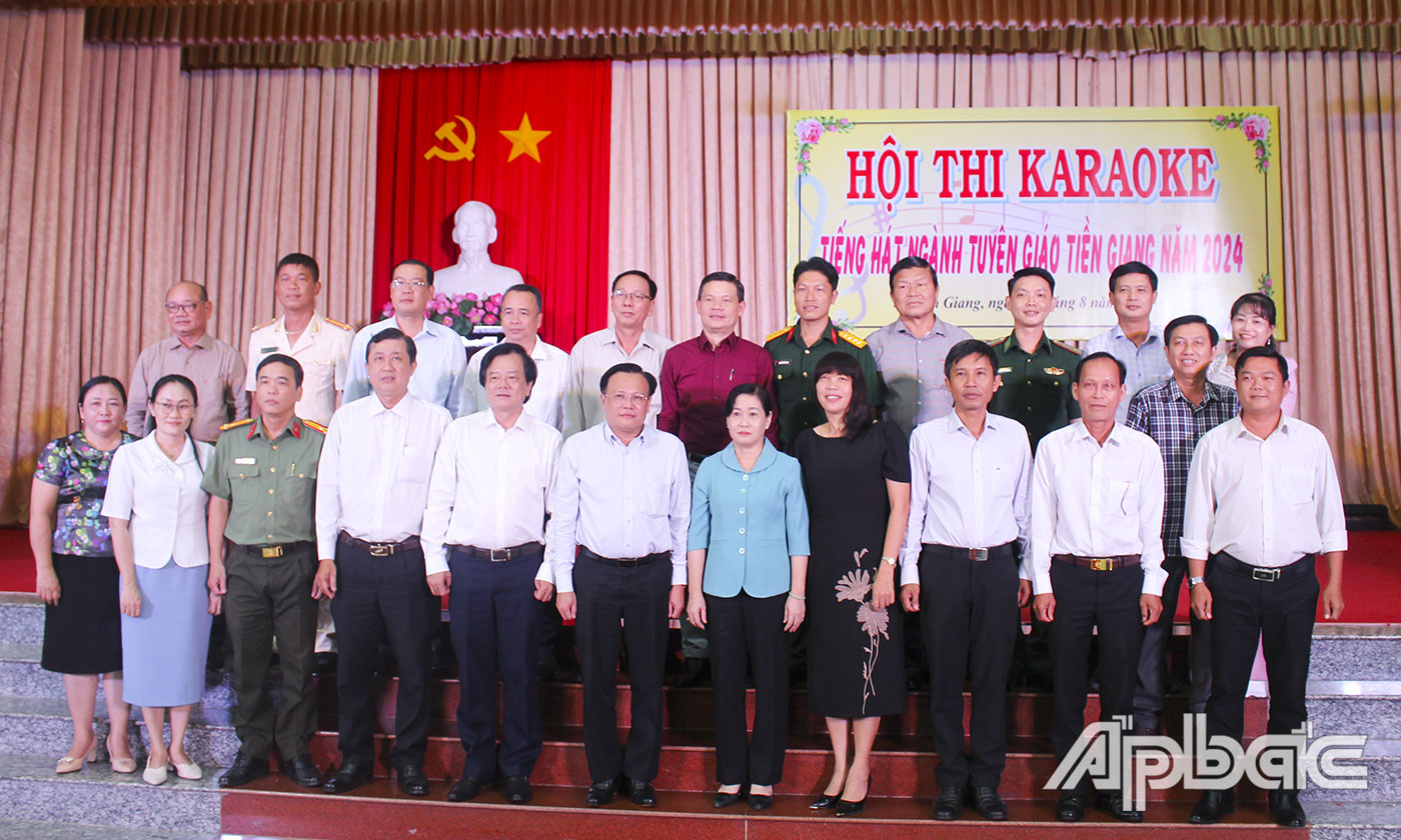 Các đại biểu chụp hình lưu niệm.