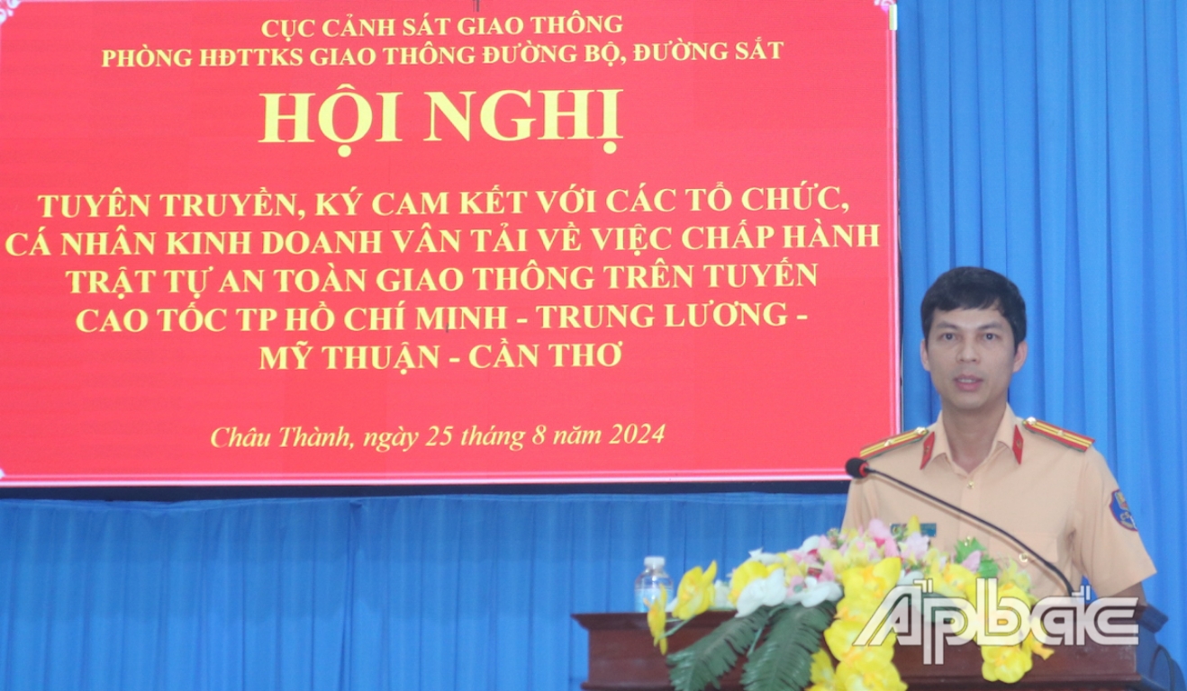 Thiếu tá Nguyễn Văn Hưởng, Đội trưởng Đội tuần tra, kiểm soát giao thông đường bộ số 7 tuyên truyền, khuyến cáo và hướng dẫn kỹ năng lái xe an toàn.