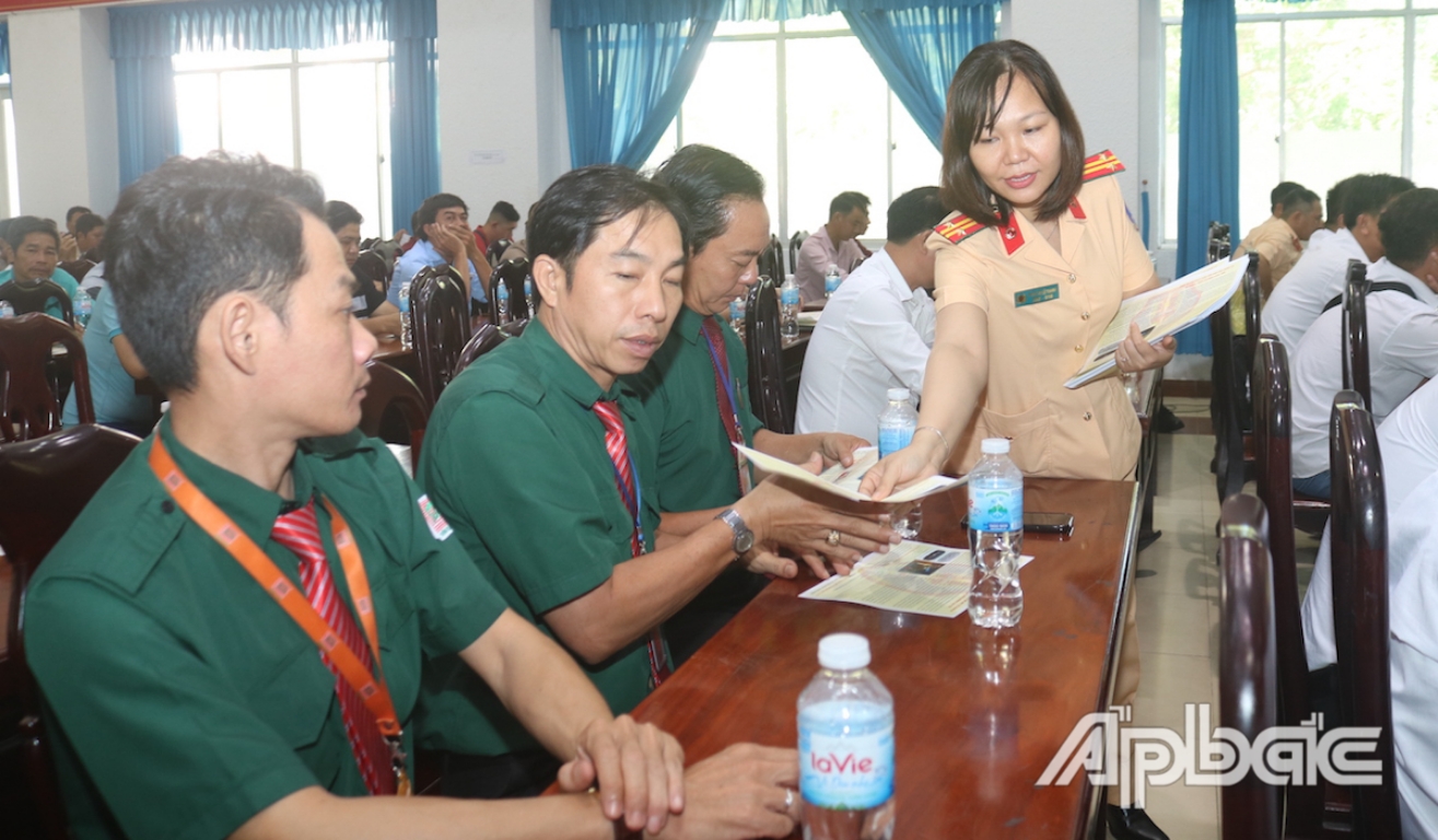Cán bộ CSGT phát tài liệu, tuyên truyền một số kỹ năng lái xe an toàn, xử lý khi gặp sự cố trên đường cao tốc. 
