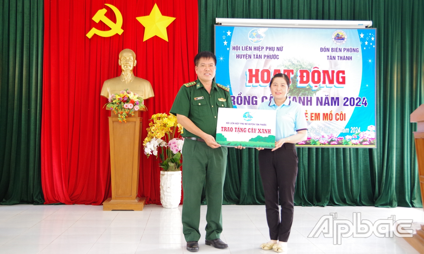 Hội LHPN huyện Tân Phước trao bảng tượng trưng tặng 300 cây xanh.
