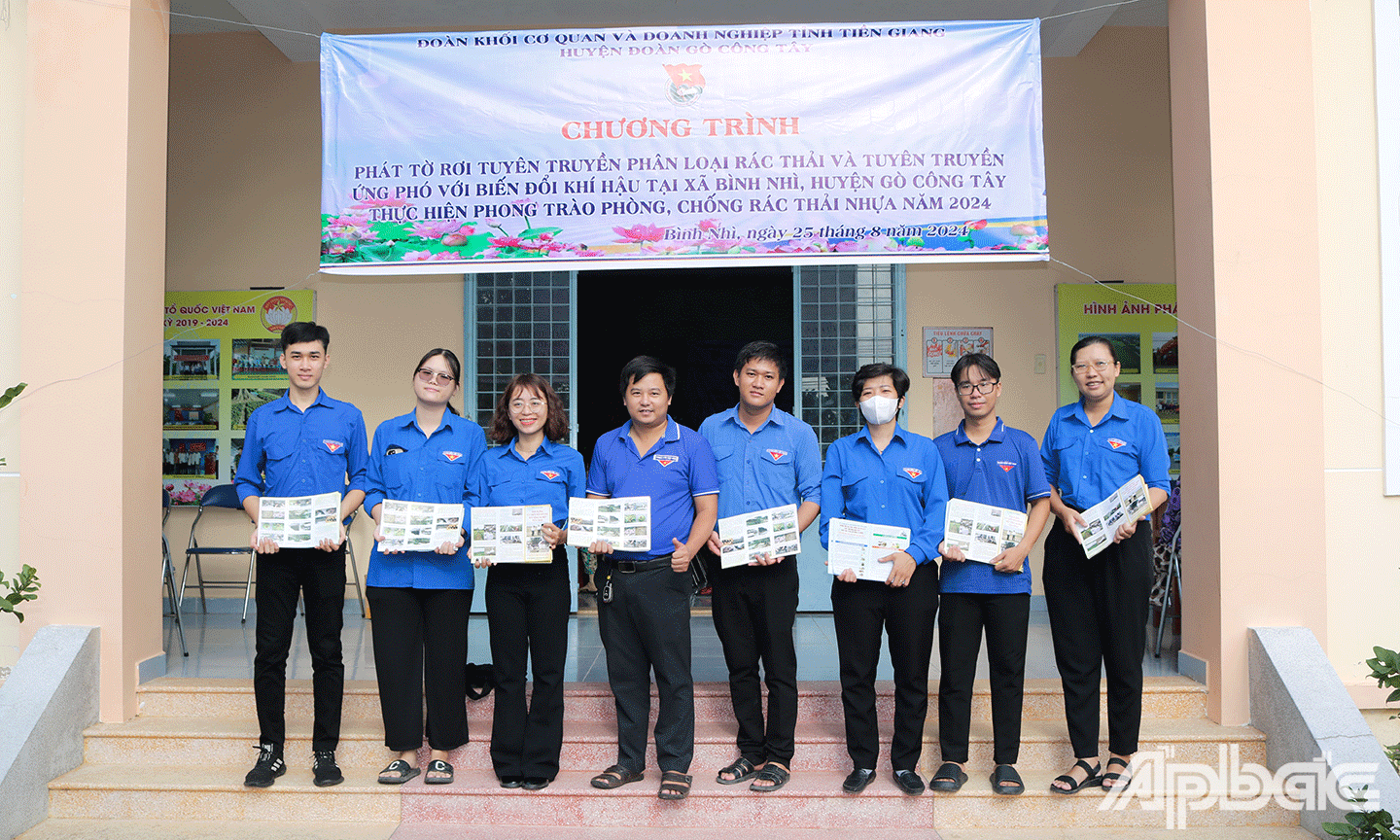 đoàn viên thanh niên tham gia phát tờ rơi đến người dân trong xã Bình Nhì. Tuyên truyền phân loại rác thải và tuyên truyền ứng phó với biến đổi khí hậu trên địa bàn tỉnh.