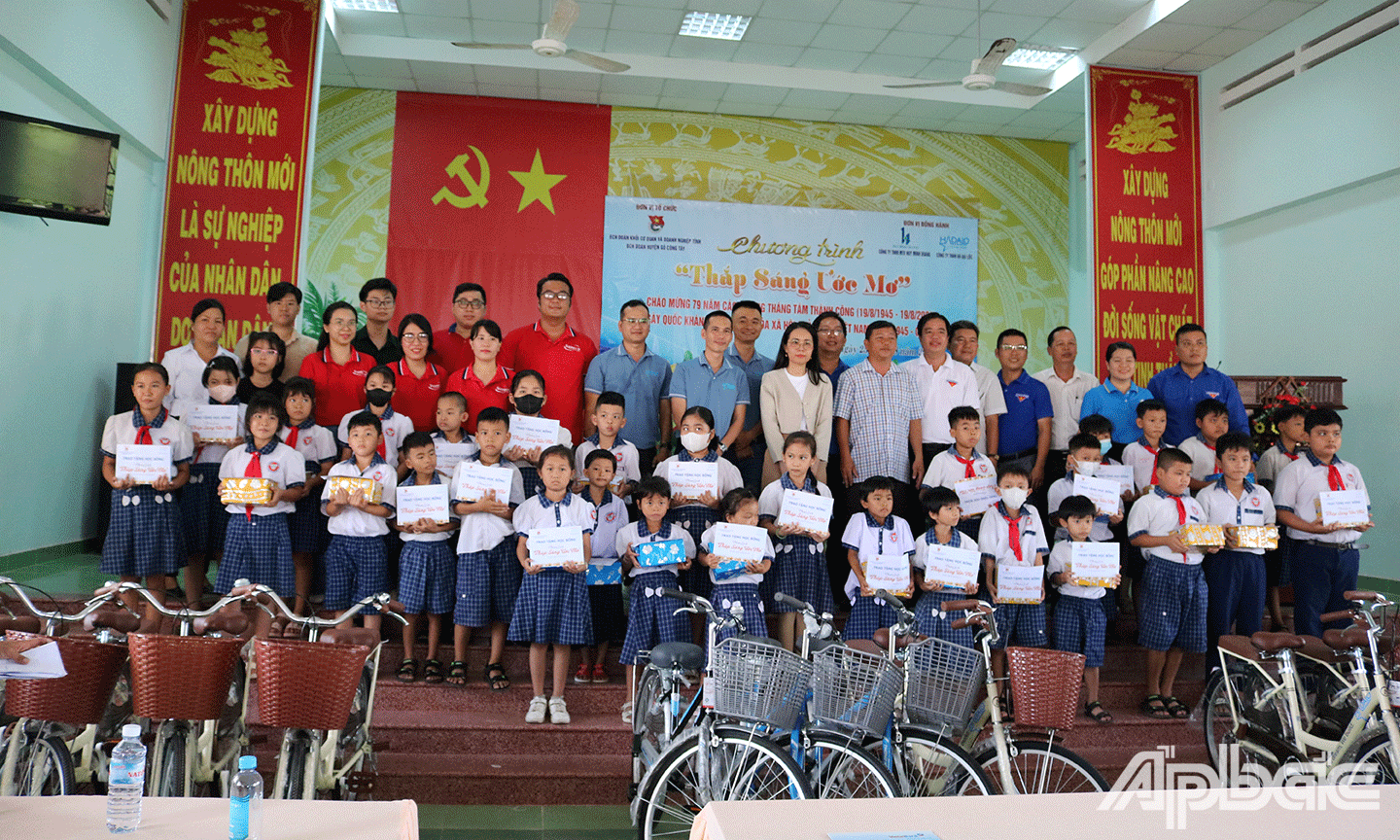 chương trình “Thắp sáng ước mơ” tại xã Vĩnh Hựu, huyện Gò Công Tây