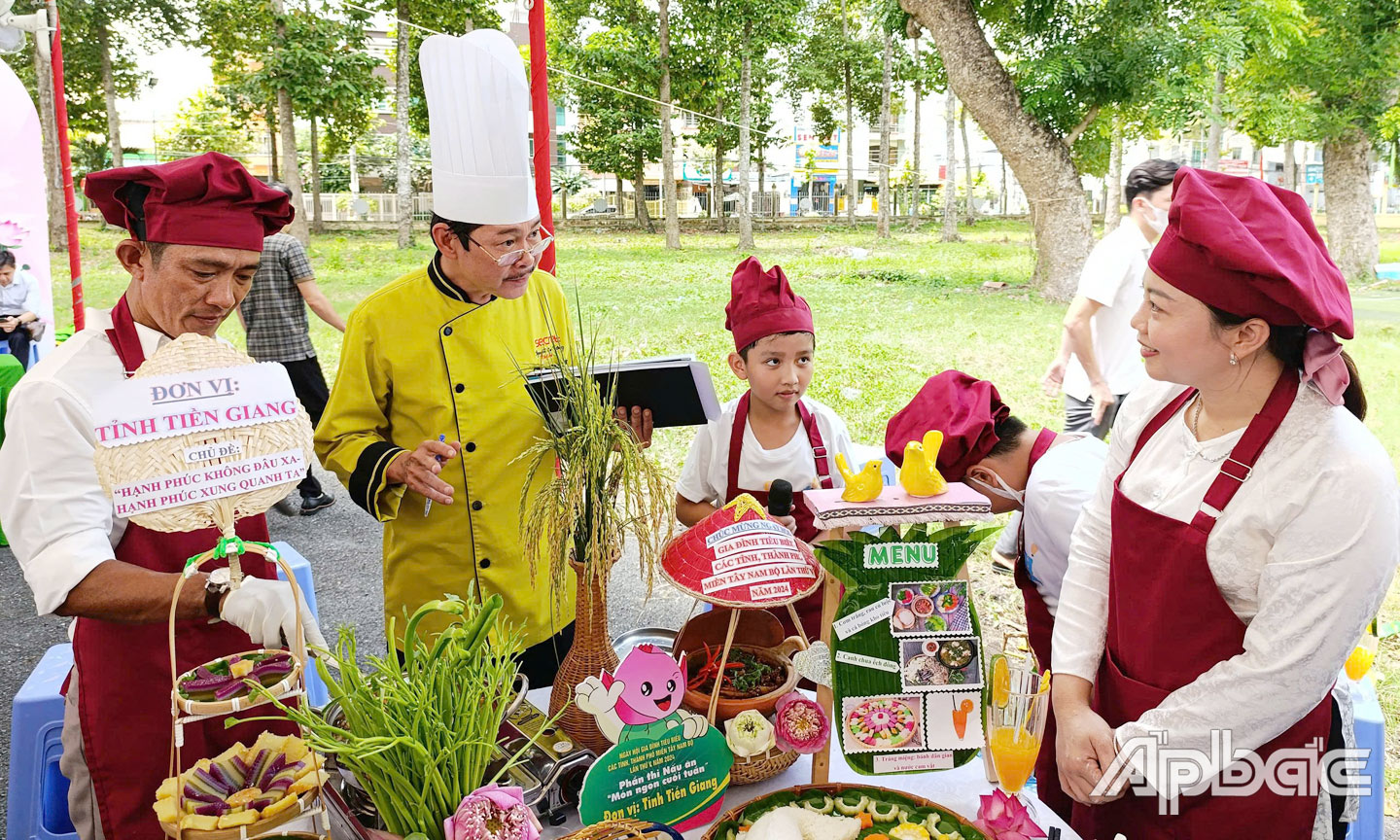 Các gia đình của tỉnh Tiền Giang tham gia “Ngày hội Gia đình tiêu biểu các tỉnh, thành phố miền Tây Nam bộ lần V,  năm 2024” tại TP. Cao Lãnh, tỉnh Đồng Tháp.