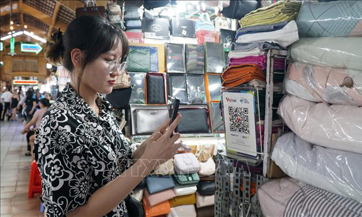 Khách quét mã QR tại chợ Bến Thành, Quận 1, Thành phố Hồ Chí Minh. Ảnh minh họa: Văn Phúc/TTXVN