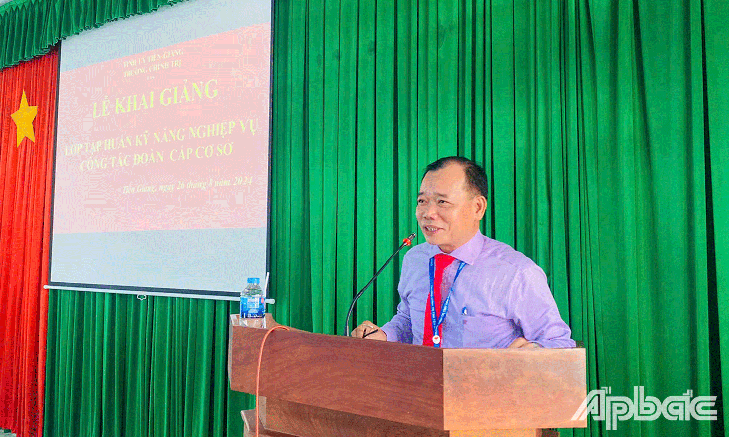 Đồng chí Nguyễn Văn Sơn - Phó hiệu trưởng Trường Chính trị phát biểu khai giảng Lớp tập huấn