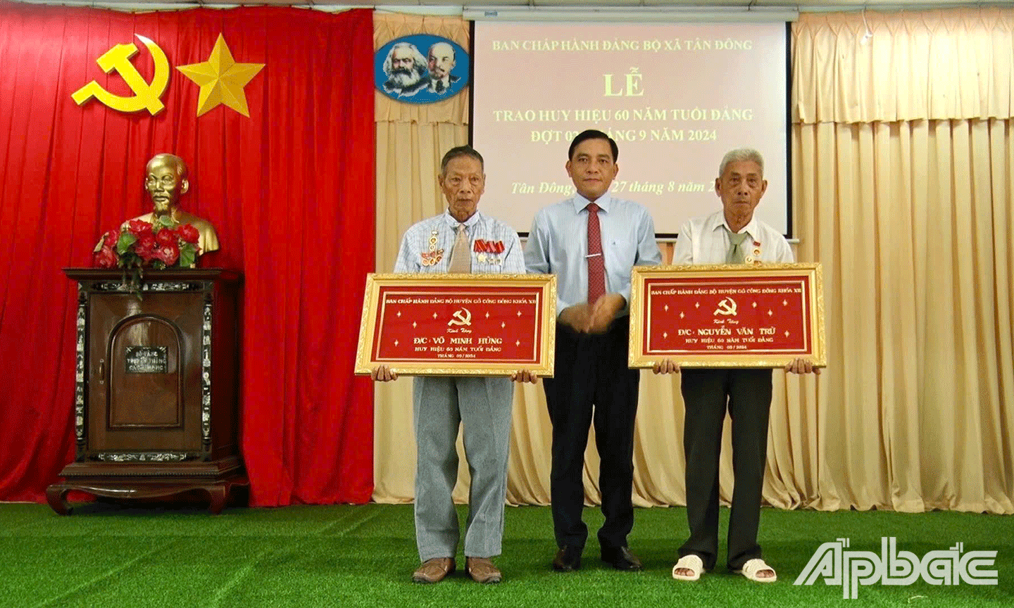 tặng bức khánh chúc mừng hai đồng chí.