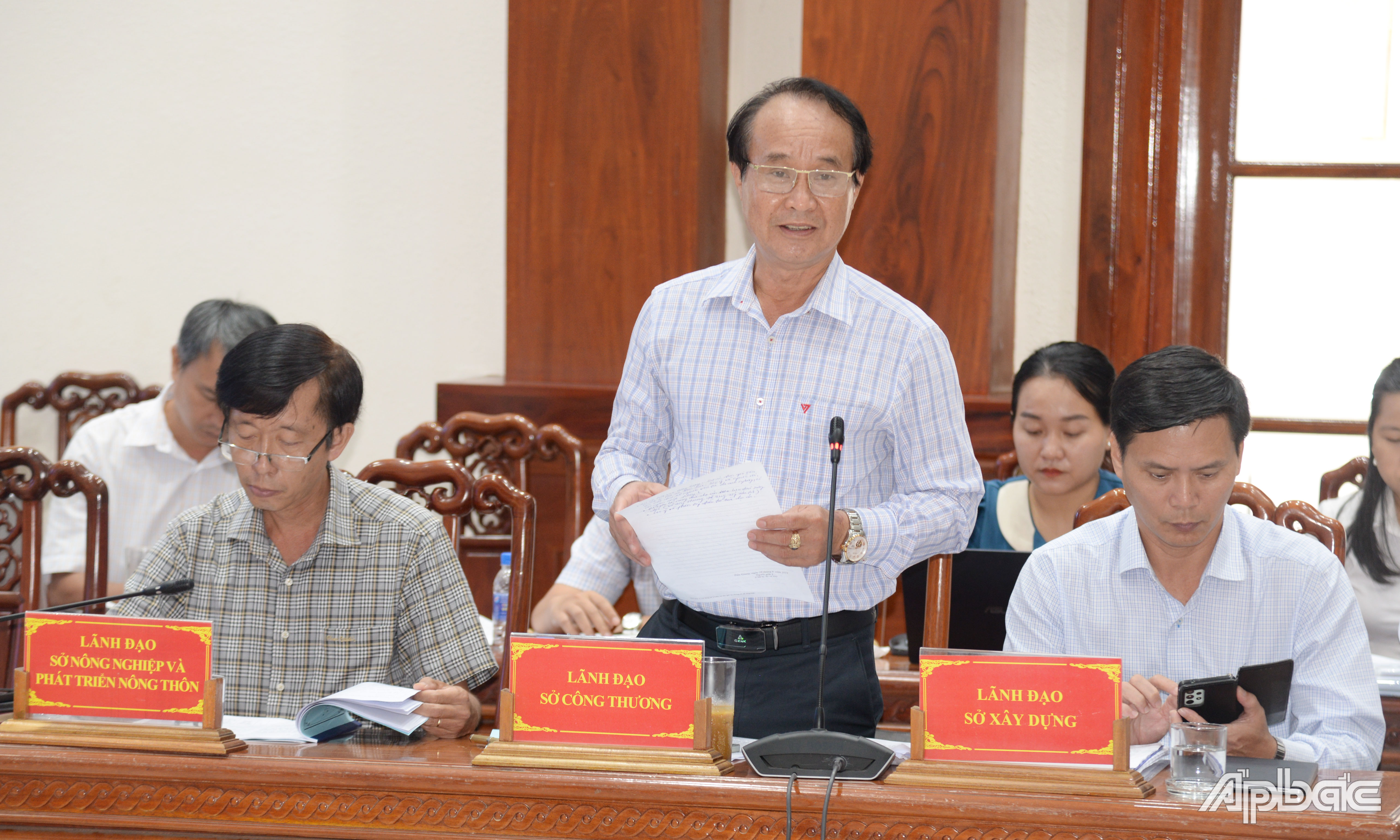 Lãnh đạo các sở, ngành phát biểu ý kiến.