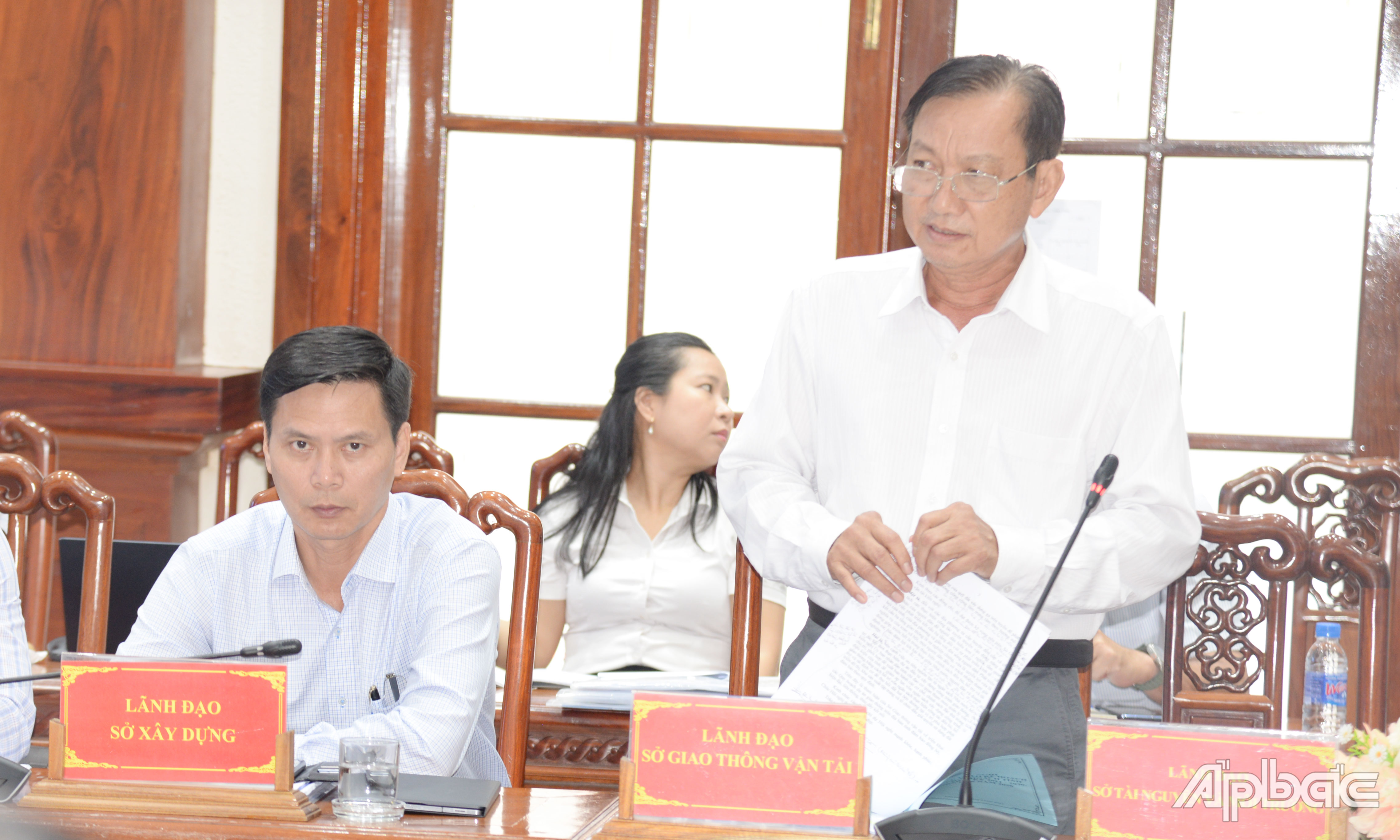 Lãnh đạo các sở, ngành phát biểu ý kiến.