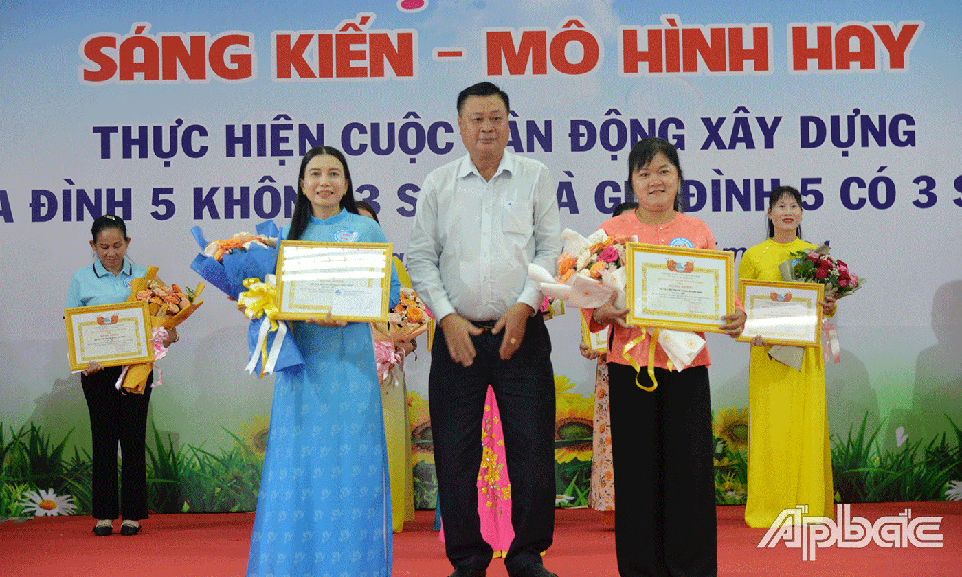 Trao giải Nhì cho các đội.
