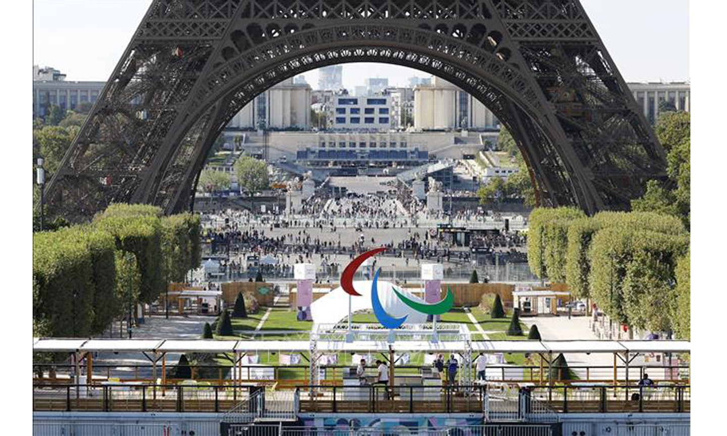Biểu tượng Paralympic tại sân vận động dưới chân Tháp Eiffel ở Paris, Pháp ngày 27/8/2024. Ảnh: Kyodo/TTXVN