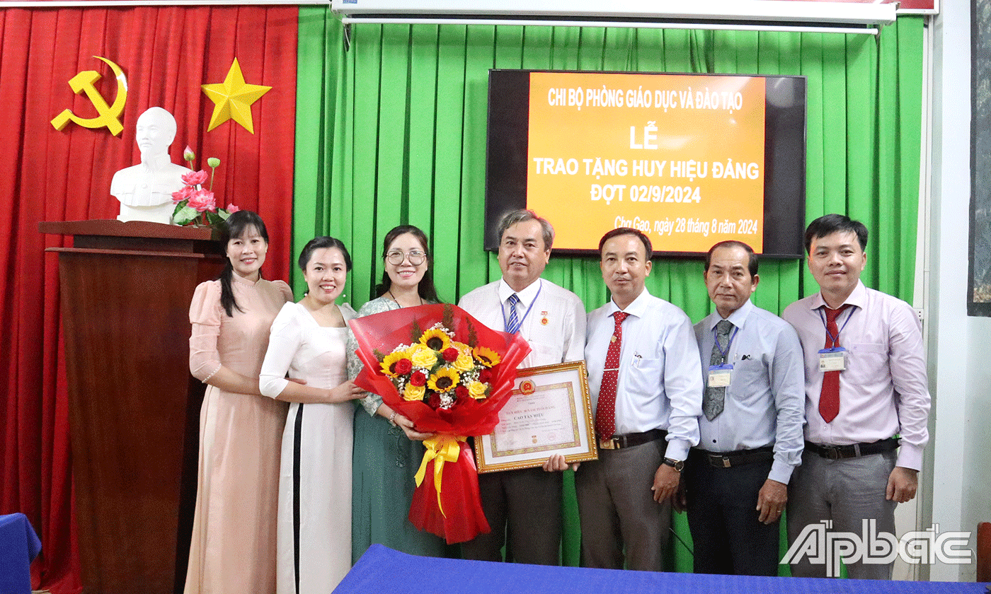 Trao Huy hiệu Đảng cho đồng chí Cao Tấn Hiệu.