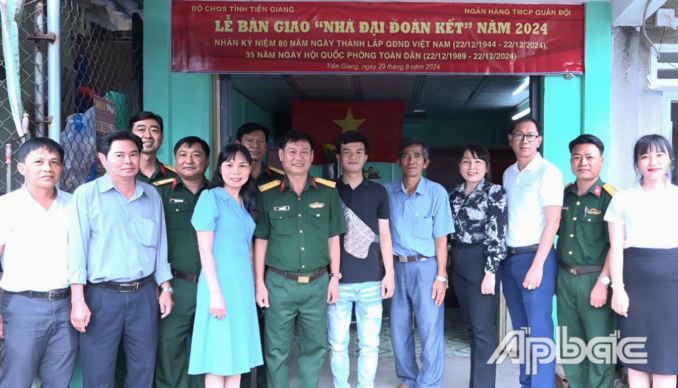 Đại biểu chụp ảnh lưu niệm tại Lễ bàn giao “Nhà đại đoàn kết” cho bà Phan Thị Vụ.
