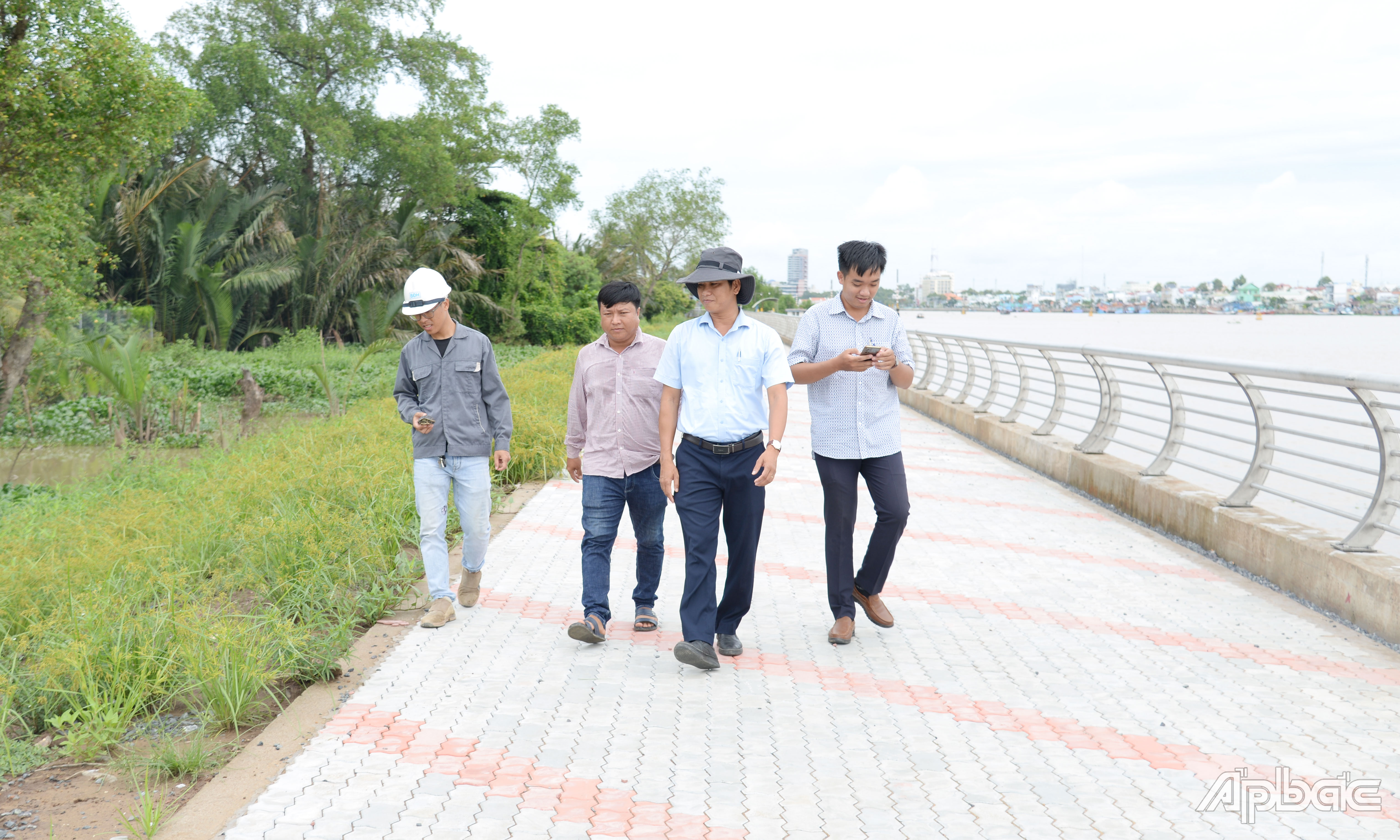 Đại diện Ban Quản lý Đầu tư và Xây dựng thủy lợi 10 kiểm tra thực tế công trình.