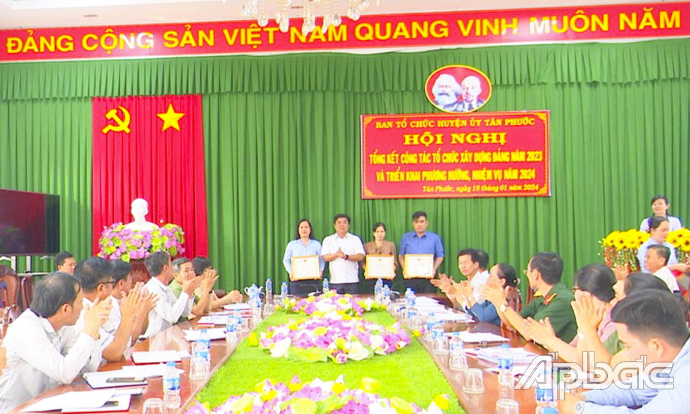 Các tổ chức, cơ sở đảng trên địa bàn huyện Tân Phước, tỉnh Tiền Giang nhận Giấy khen có thành tích hoàn thành tốt công tác xây dựng Đảng năm 2023.