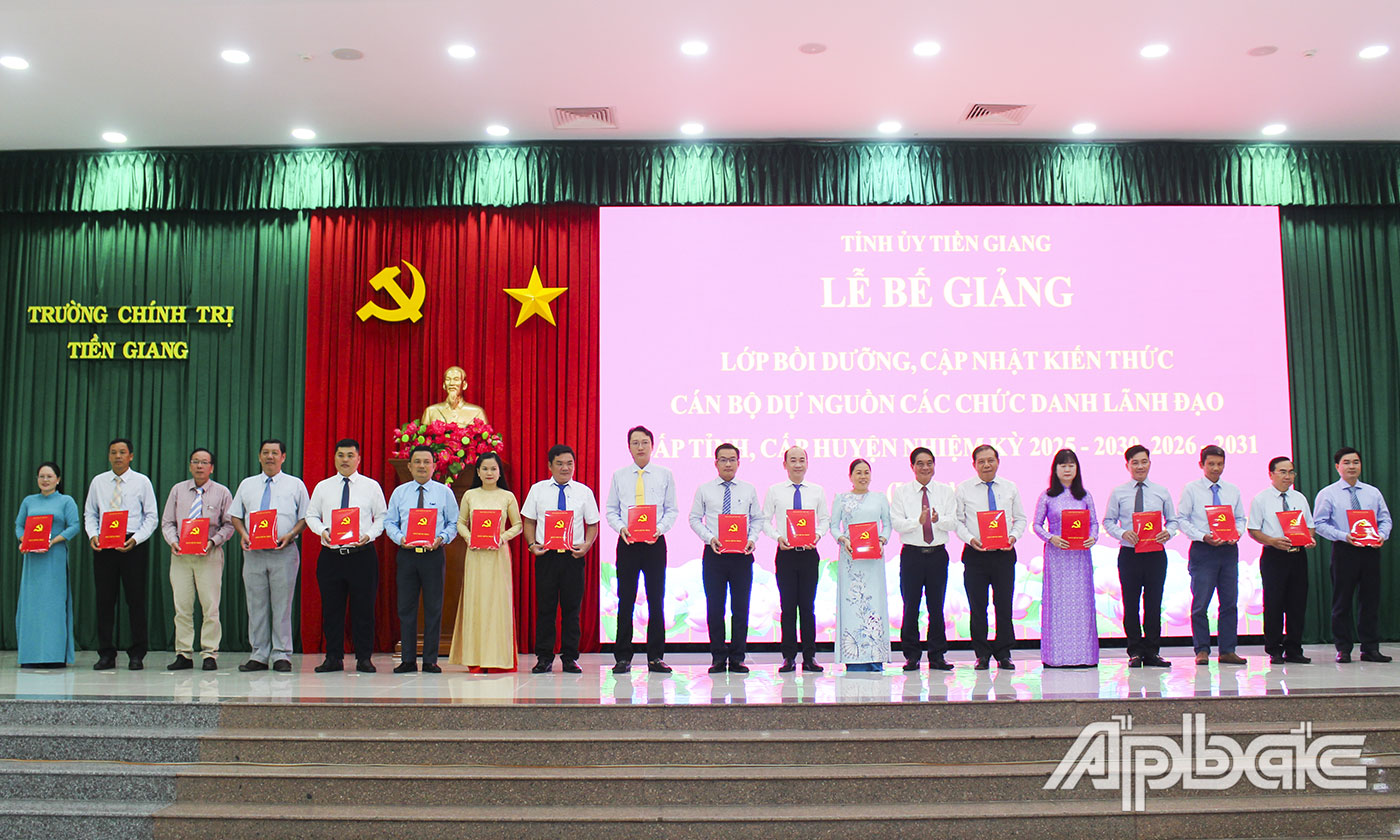 Tập trung nâng cao bản lĩnh chính trị, năng lực lãnh đạo, kỹ năng và nghiệp vụ công tác đảng cho đội ngũ cấp ủy viên năm 2024.