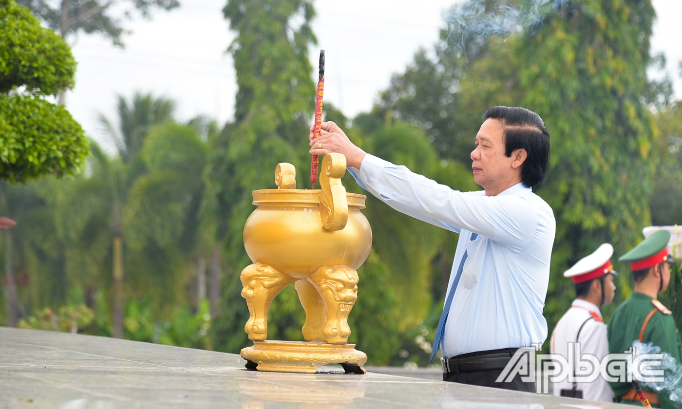 Đồng chí Nguyễn Văn Danh thắp hương tại Đài tưởng niệm Nghĩa trang Liệt sĩ tỉnh.