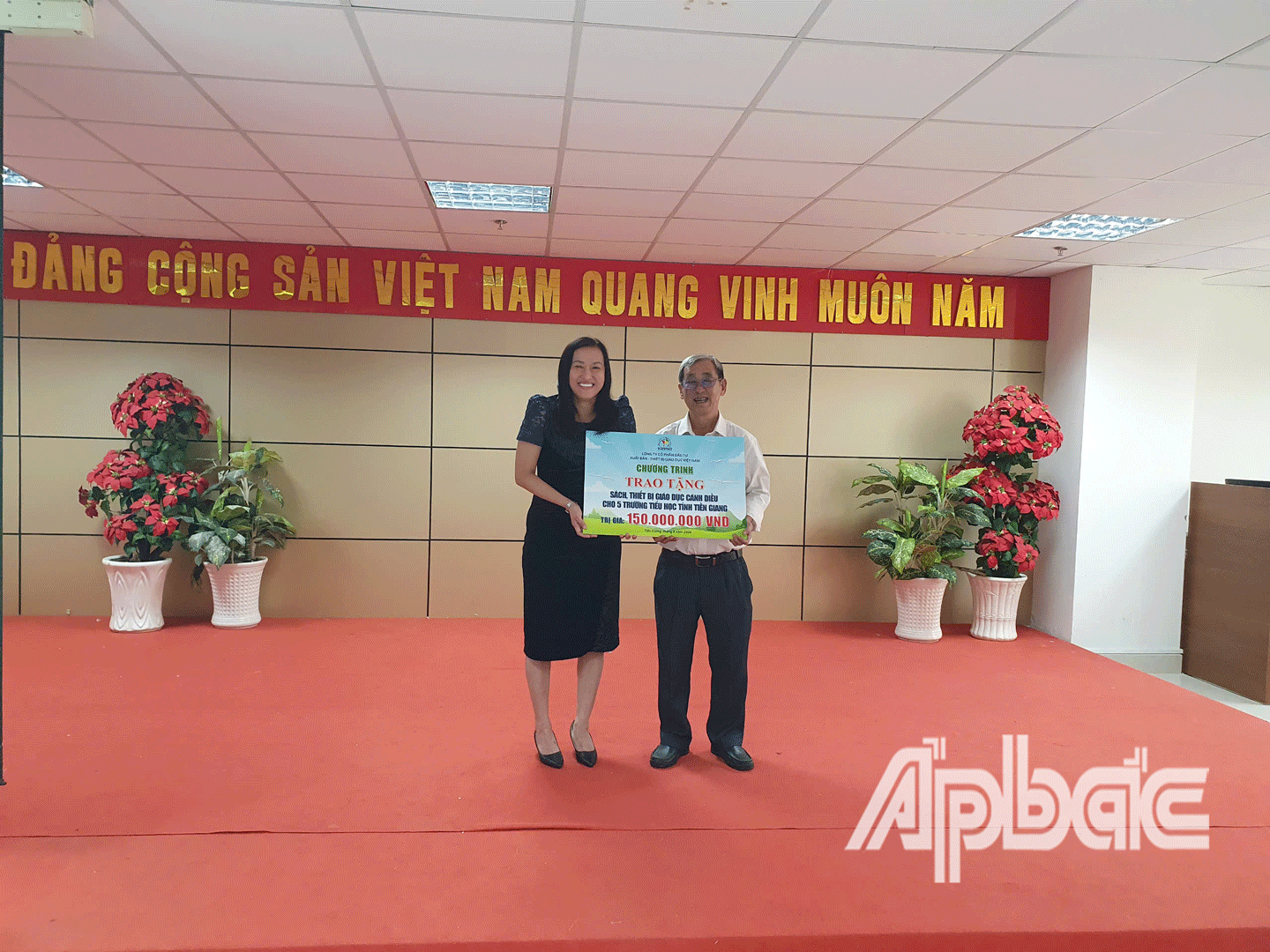 Công ty Cổ phần Đầu tư Xuất bản - Thiết bị Giáo dục Việt Nam trao tặng 5 thư viện cho các Trường Tiểu học