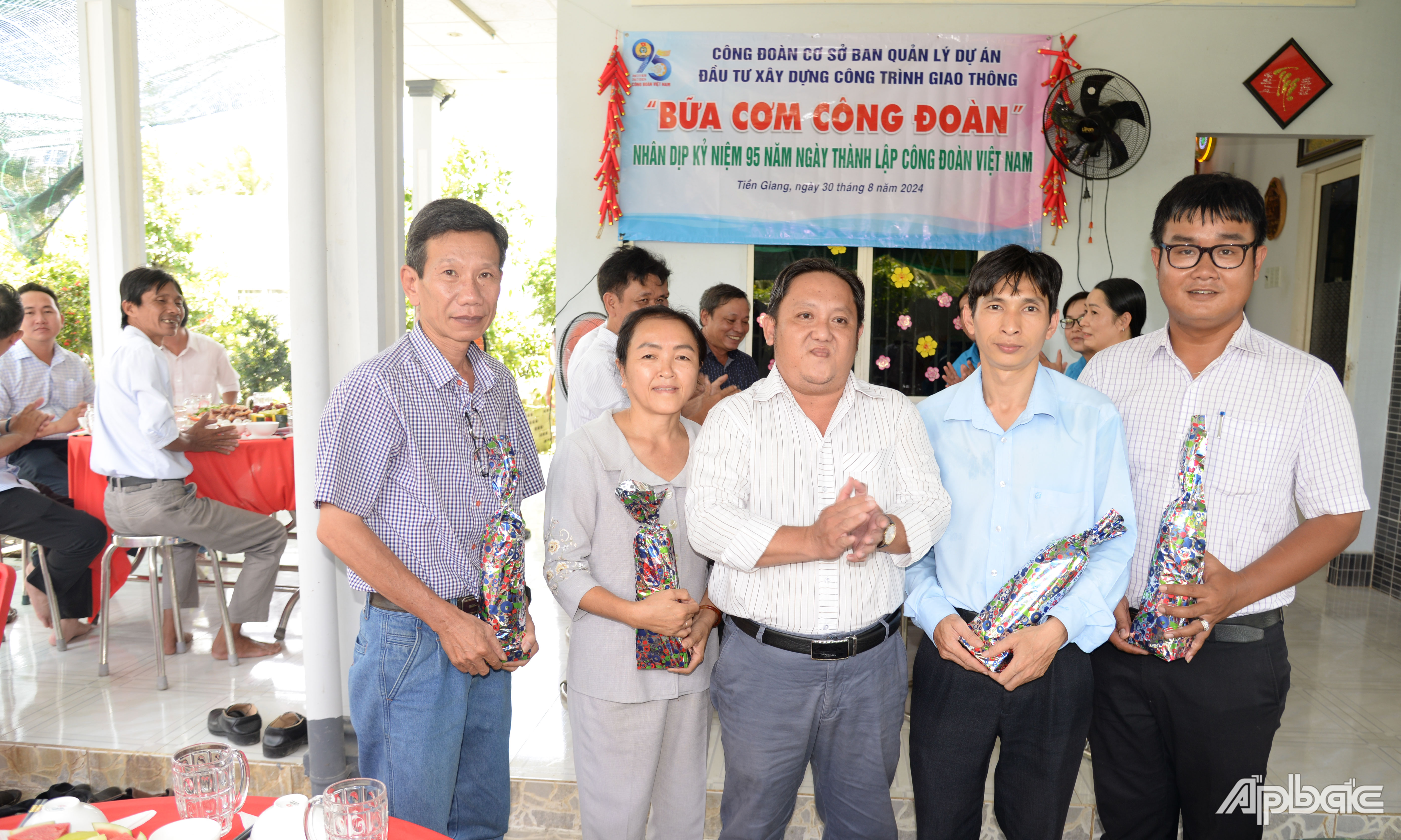 Tặng quà sinh nhật cho công đoàn viên.