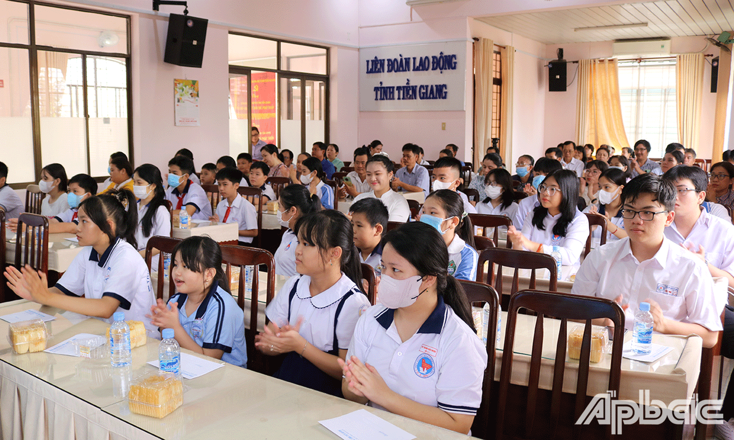 Trong Chương trình, Ban tổ chức trao tặng 43 suất học bổng (500 ngàn đồng/suất) cho các em học sinh 