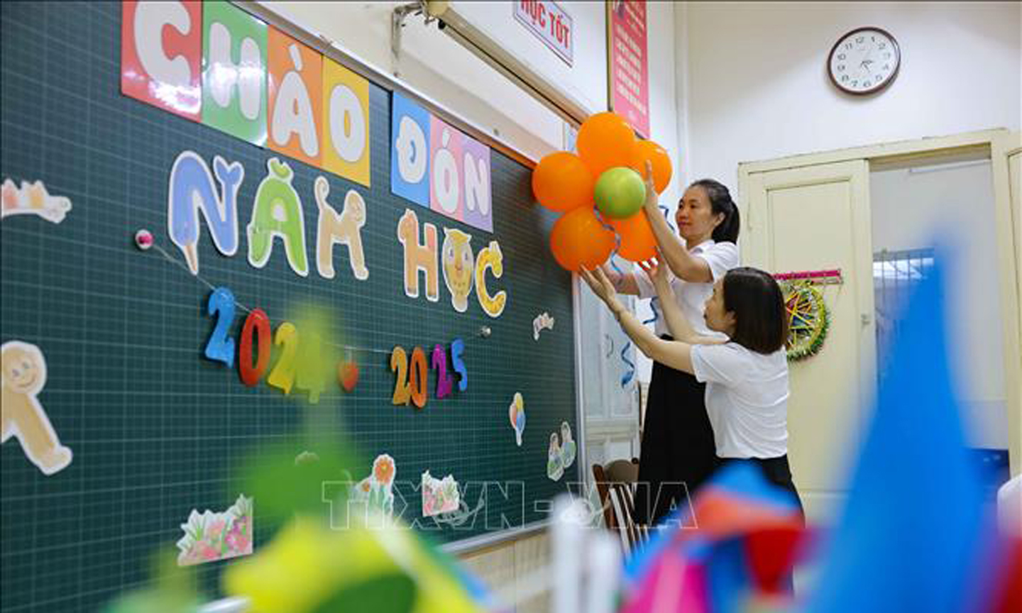 Giáo viên cùng trang trí lớp học sạch đẹp. Ảnh: Thanh Tùng/TTXVN  