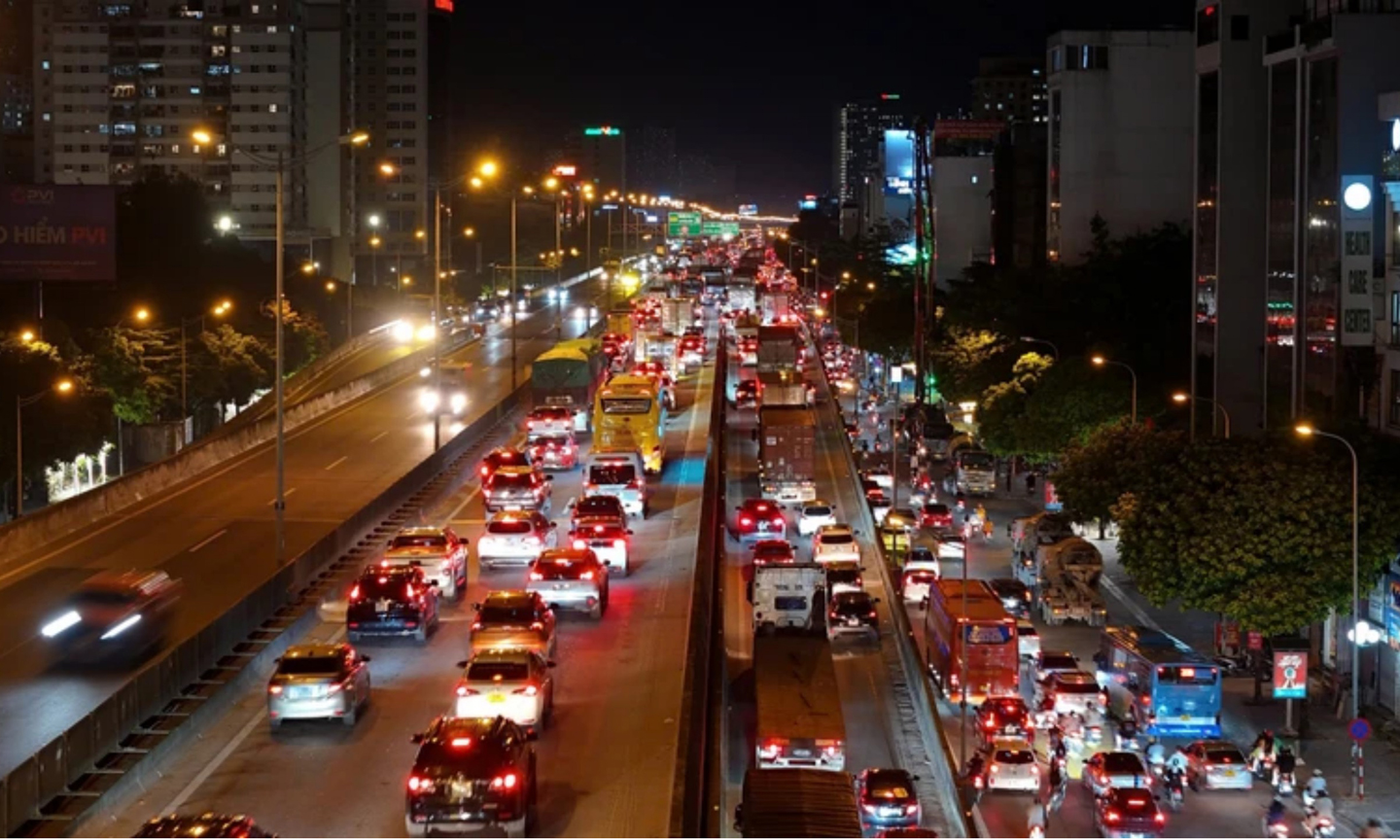 Vành đai 3 trên cao ùn tắc ngay trong đêm 30/8. 