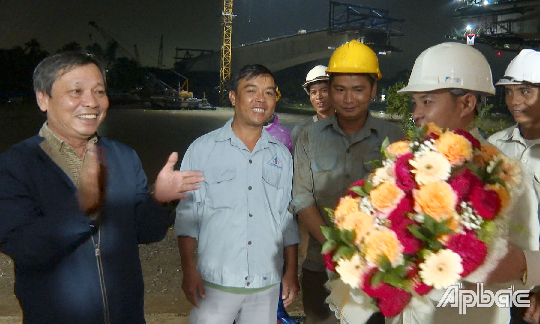 Đồng chí Trần Minh Trung tặng hoa động viên tinh thần kỹ sư, công nhân làm việc ca đêm tại công trường.