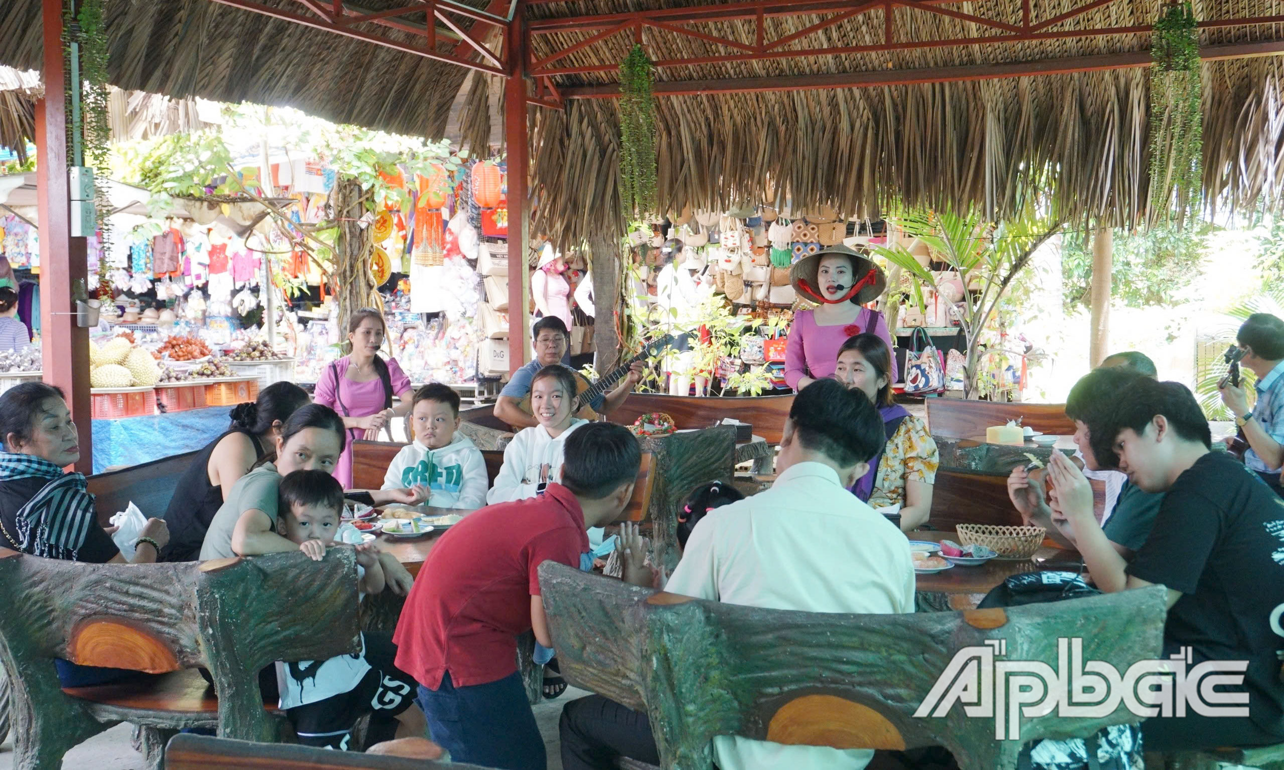 Thưởng thức đờn ca tài tử tại cù lao Thới Sơn.
